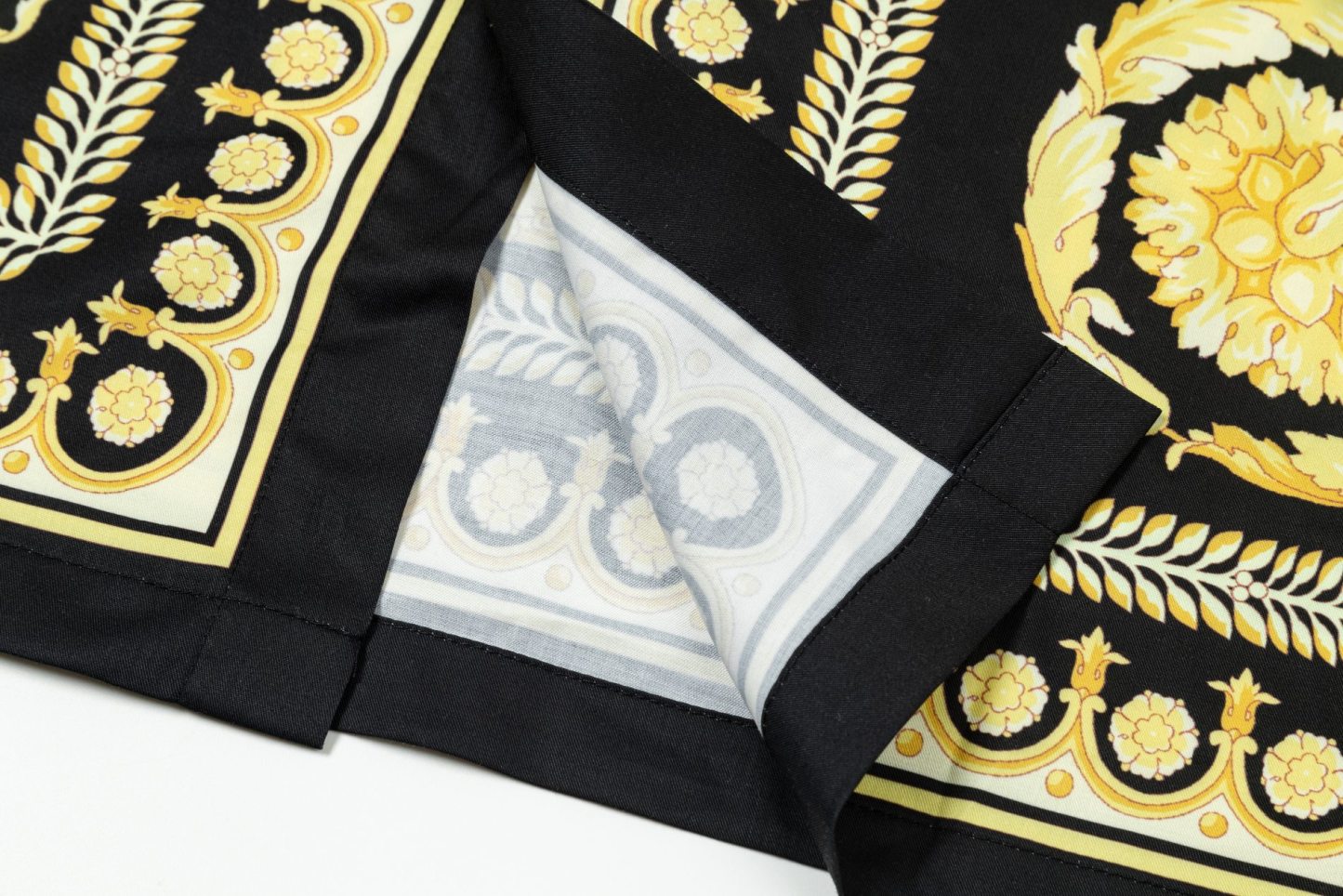 【VERSACE 公式旗艦店】ヴェルサーチ シャツ ご好評に付き再入荷 240716