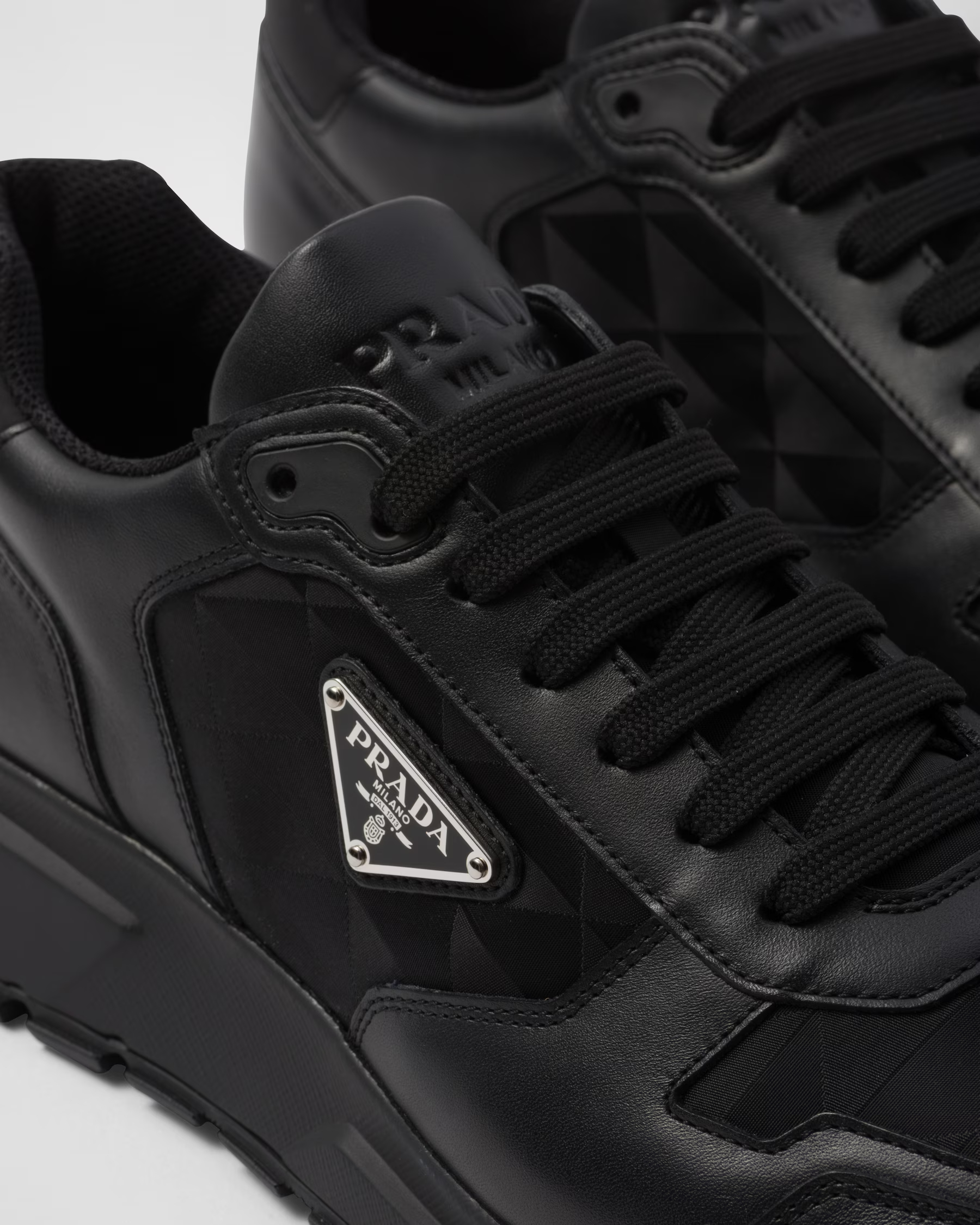 PRADA (プラダ) ロゴ トライアングルロゴ プレート ローカット スニーカー
