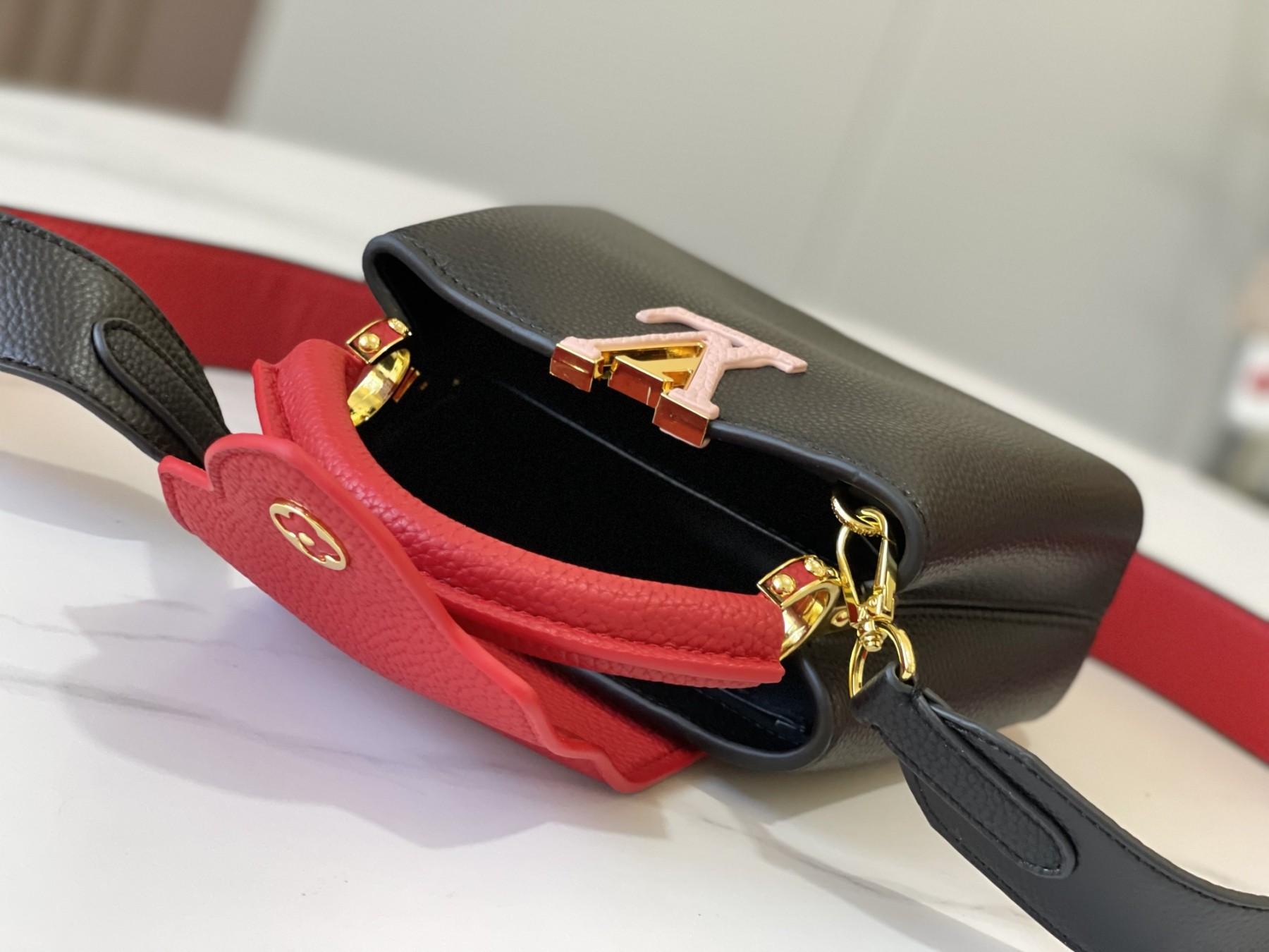 LOUIS VUITTON ルイヴィトン CAPUCINES クロスボディバッグ M56848