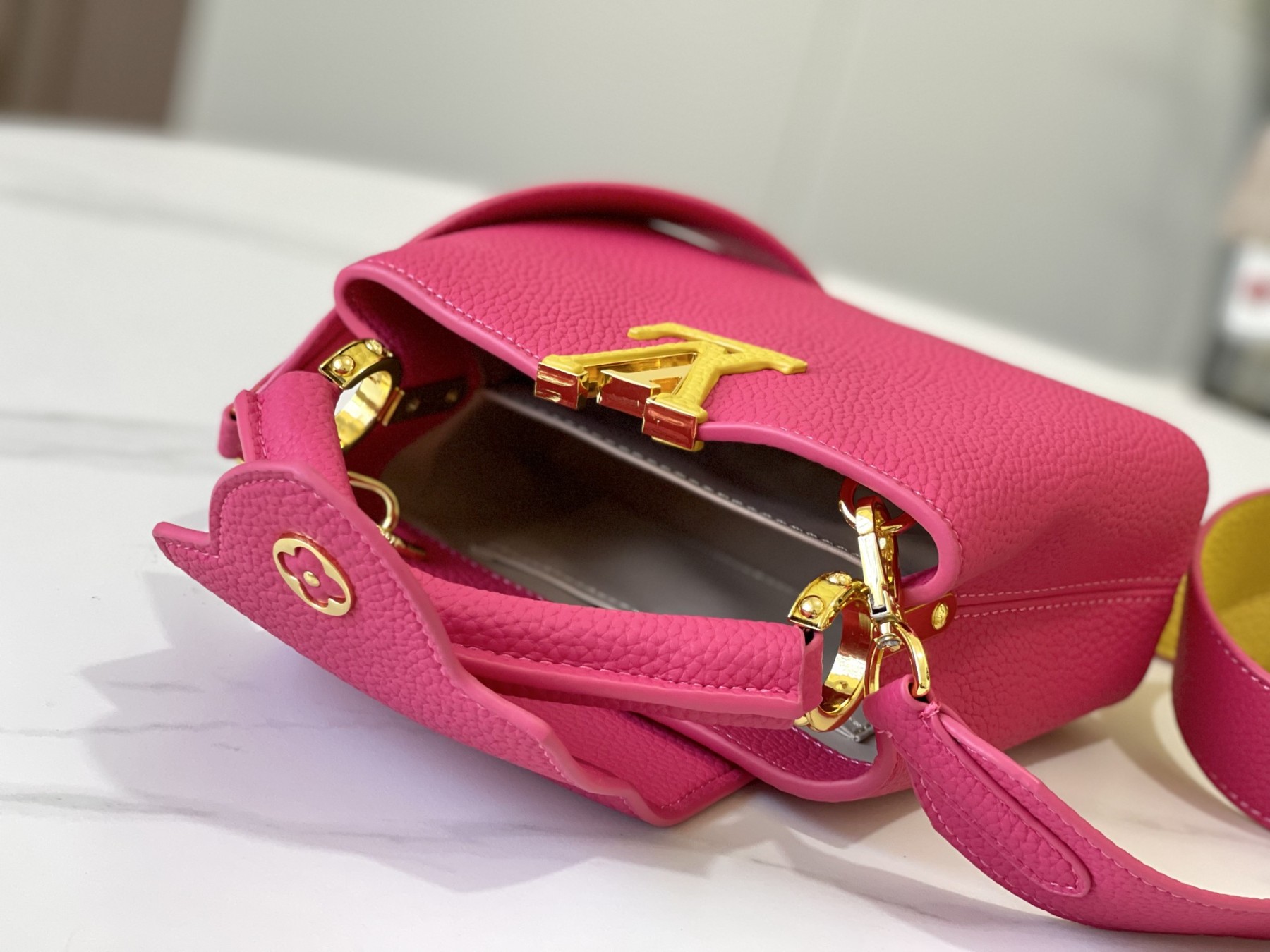 LOUIS VUITTON ルイヴィトン CAPUCINES クロスボディバッグ M59440