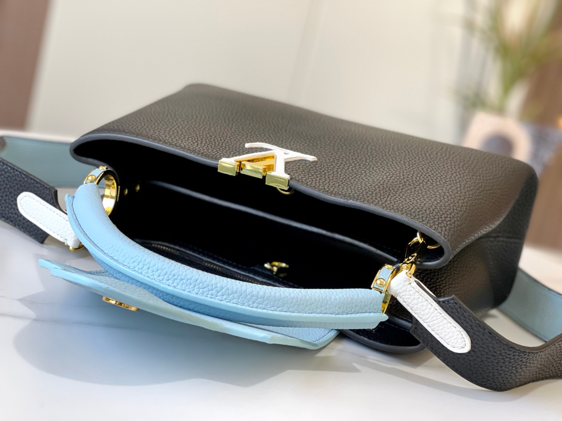 LOUIS VUITTON ルイヴィトン CAPUCINES クロスボディバッグ M56848