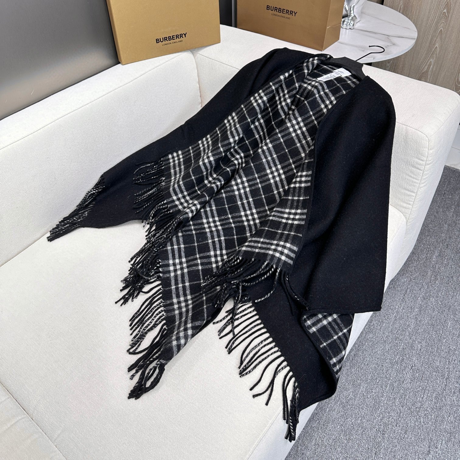 【BURBERRY旗艦店】バーバリー マント ショール ご好評に付き再入荷！