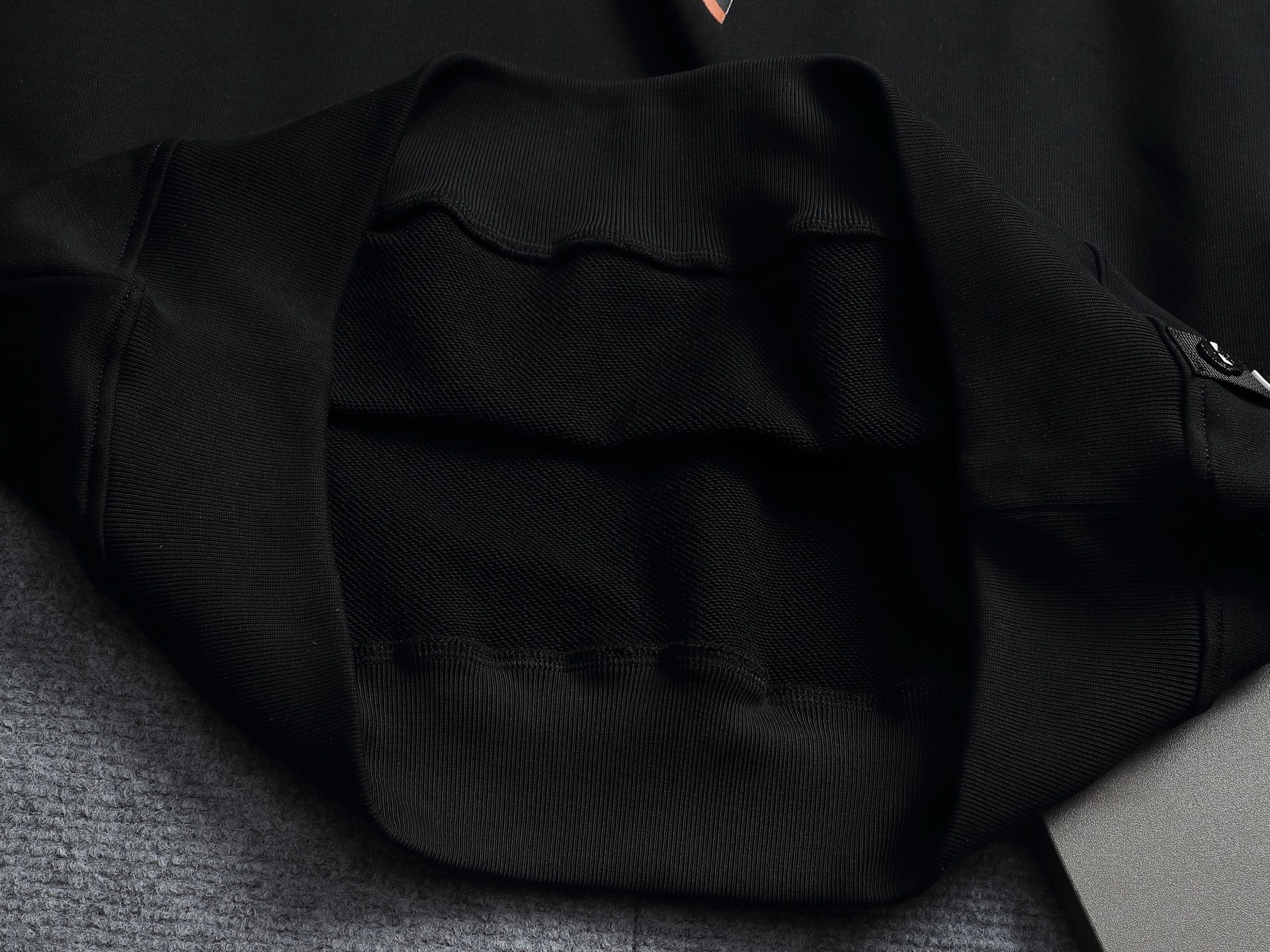【FENDI】長袖 T シャツ