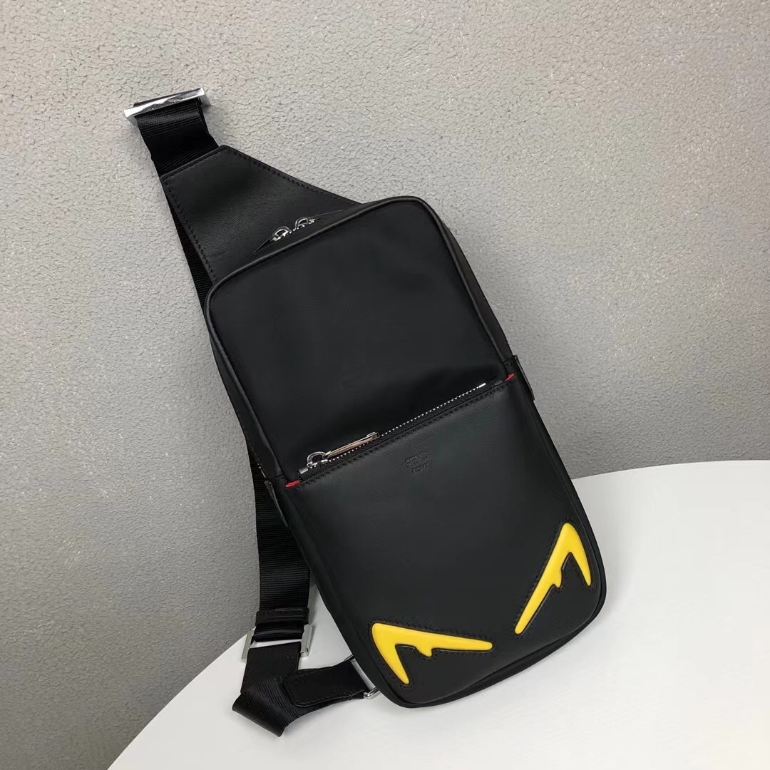 【FENDI 公式 旗艦店】フェンディ チェストバッグ 当日出荷 好評に付き再入荷！15*29*4CM