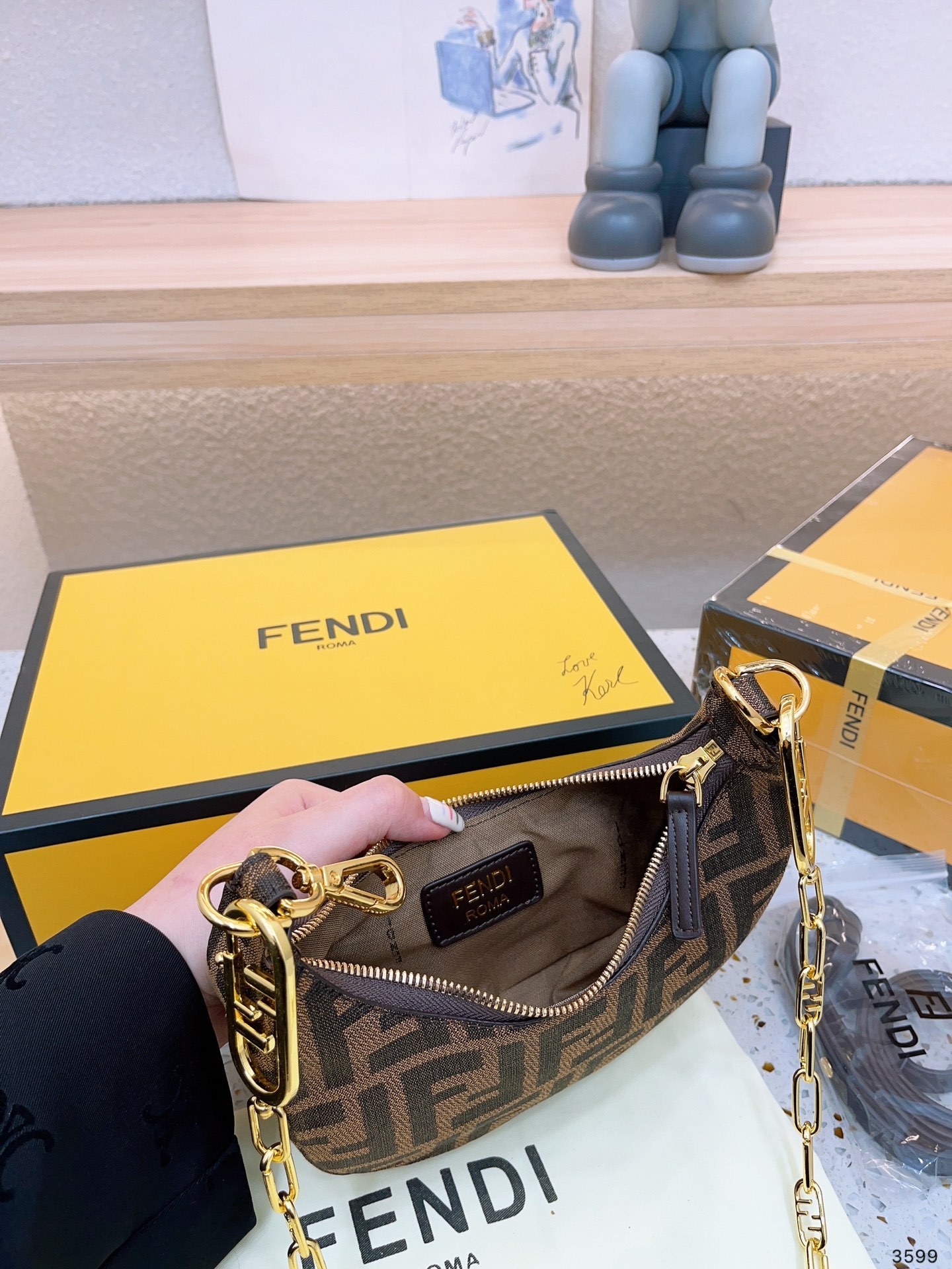 【FENDI 公式 旗艦店】 フェンディ ショルダーバッグ 当日出荷 好評に付き再入荷！19*10CM
