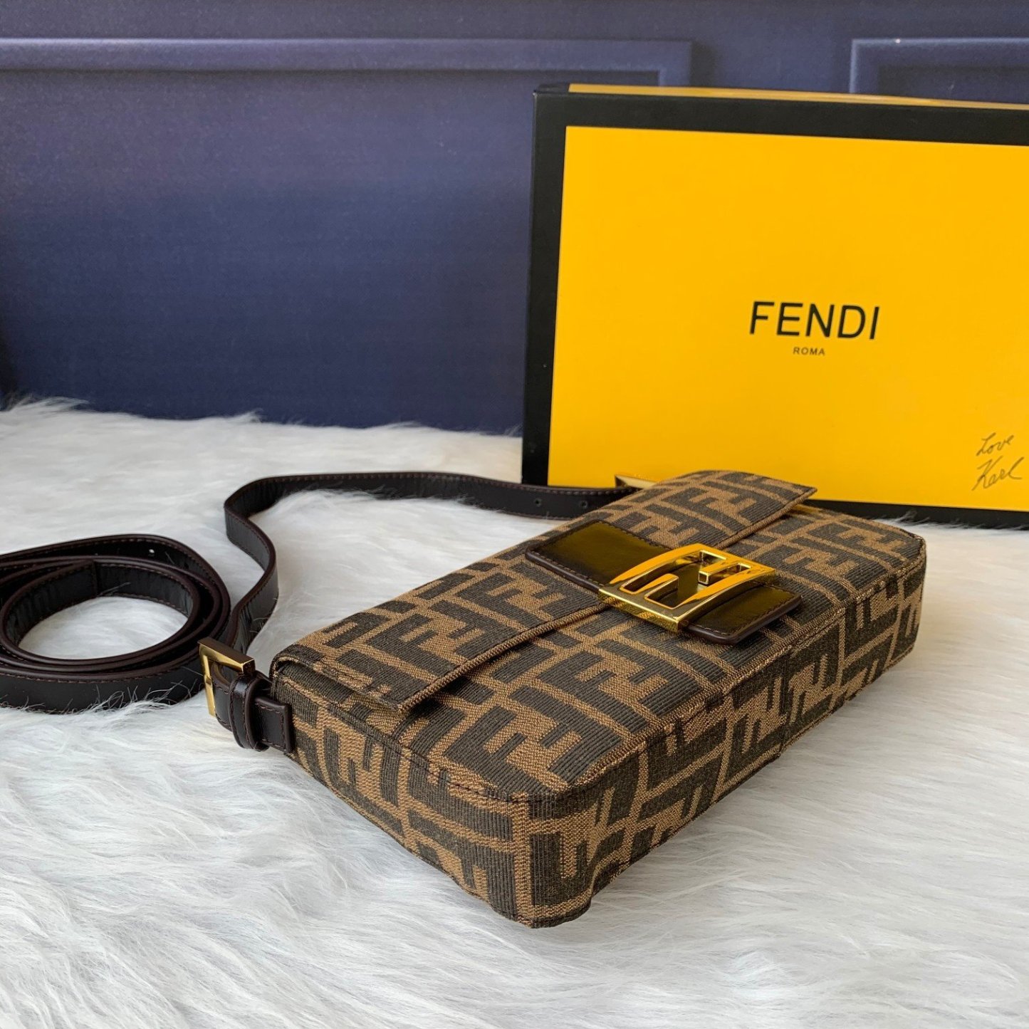 FENDI（フェンディ） メッセンジャーバッグ 25X13X4 CM