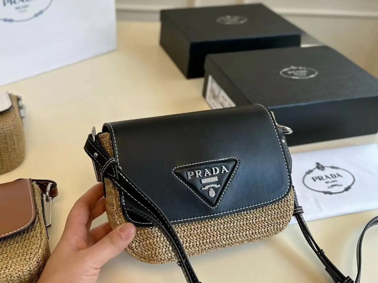 【PRADA 公式 旗艦店】プラダ 斜めがけバッグ 当日出荷 好評に付き再入荷！26*16CM 240719