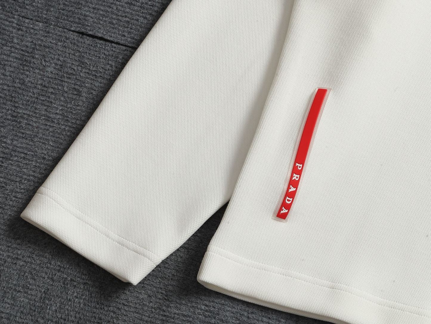 【PRADA】長袖 T シャツ