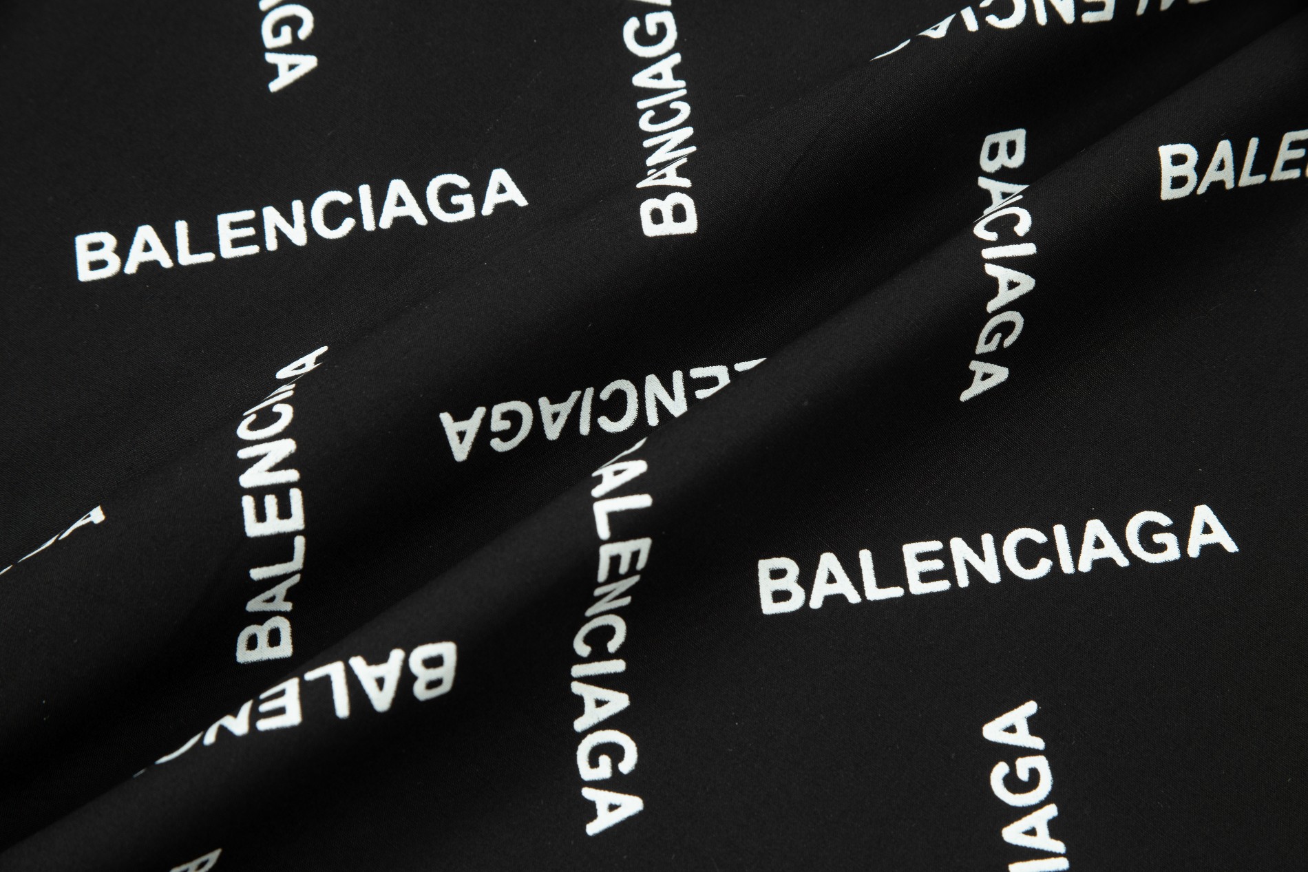 【BALENCIAGA 公式旗艦店】バレンシアガ シャツ ご好評に付き再入荷 240715