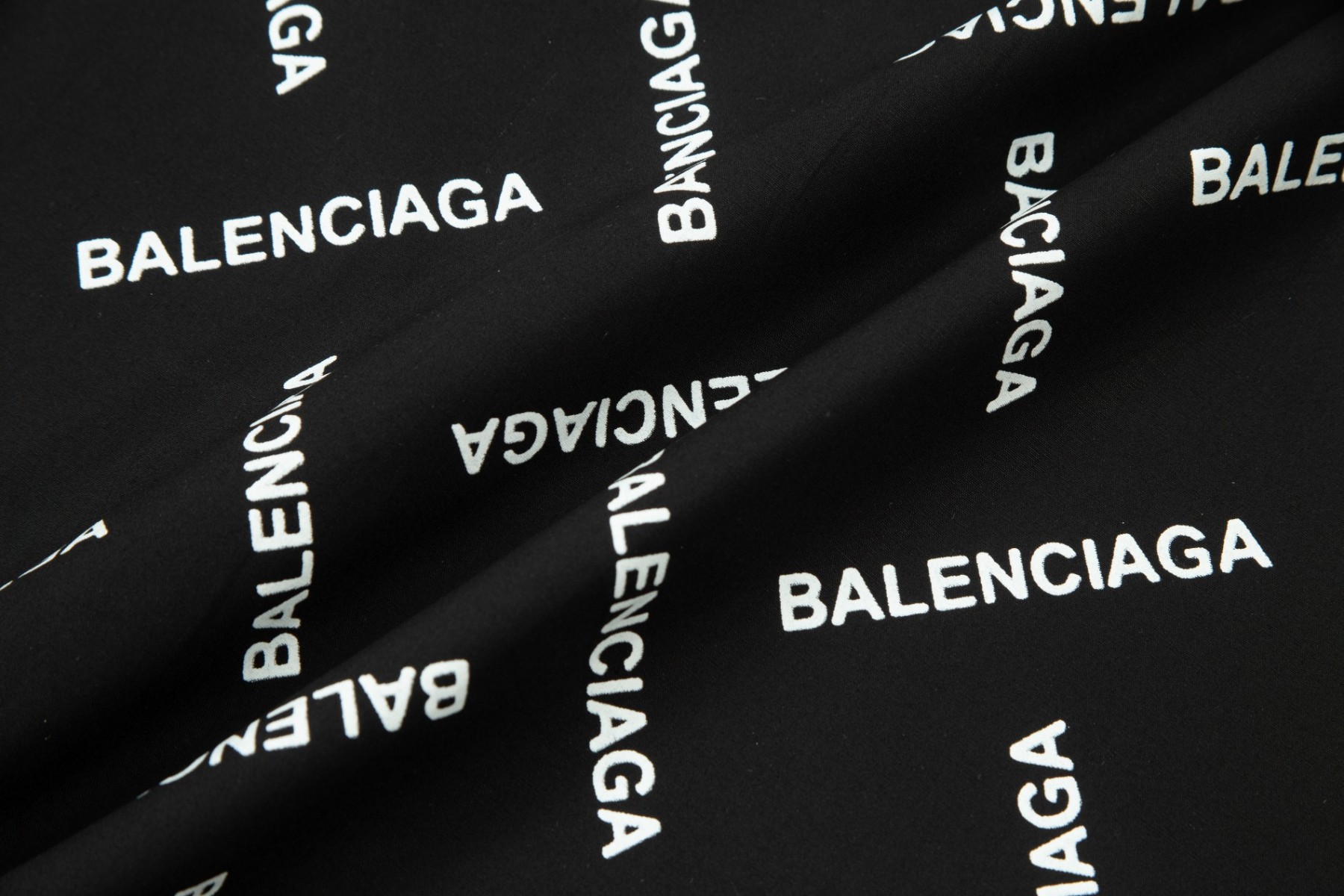 【BALENCIAGA 公式旗艦店】バレンシアガ シャツ ご好評に付き再入荷 240715