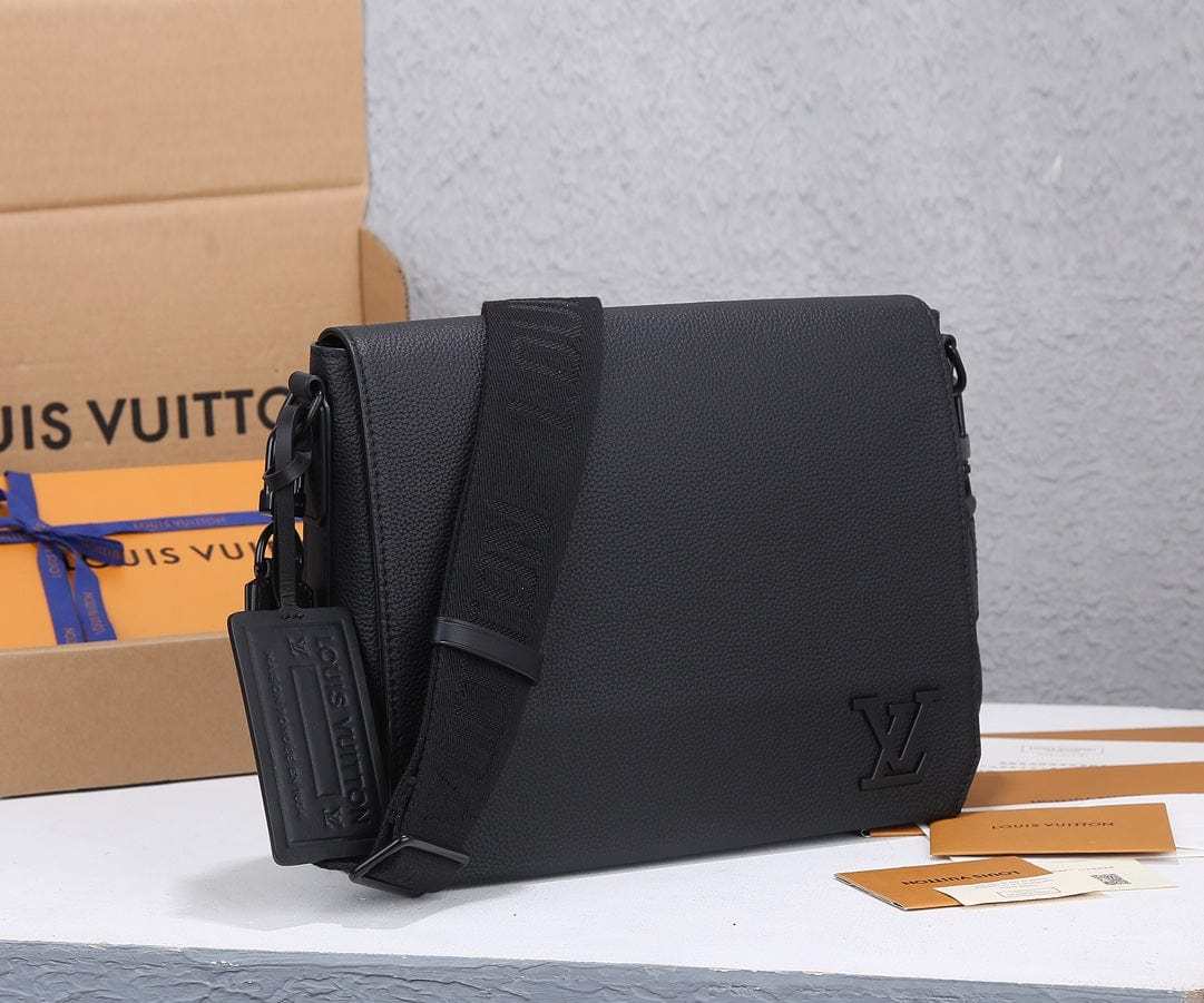 LOUIS VUITTON テイクオフ・メッセンジャー M57080