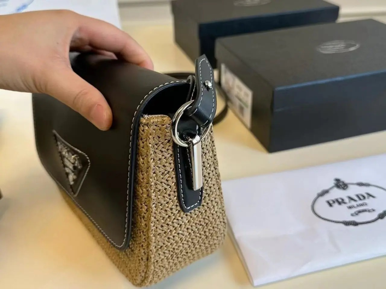 【PRADA 公式 旗艦店】プラダ 斜めがけバッグ 当日出荷 好評に付き再入荷！26*16CM 240719