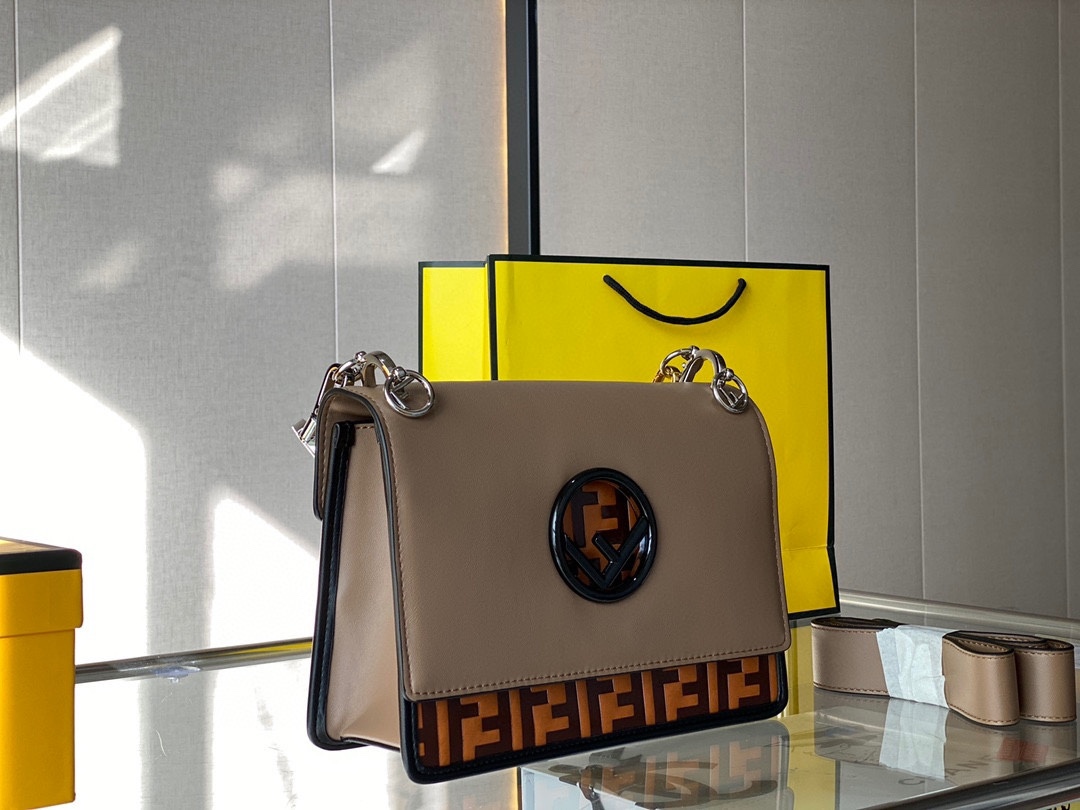【FENDI 公式 旗艦店】フェンディ ショルダーバッグ 当日出荷 好評に付き再入荷！25CM
