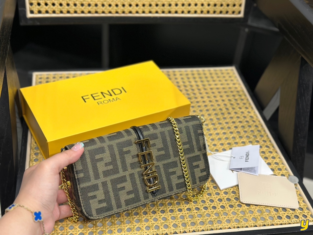 【FENDI 公式 旗艦店】フェンディ 財布 当日出荷 好評に付き再入荷！21*11CM