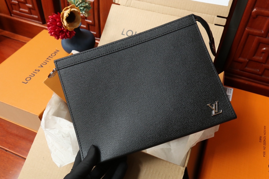 LOUIS VUITTON（ルイヴィトン）POCHETTE VOYAGE クラッチバッグ M30450