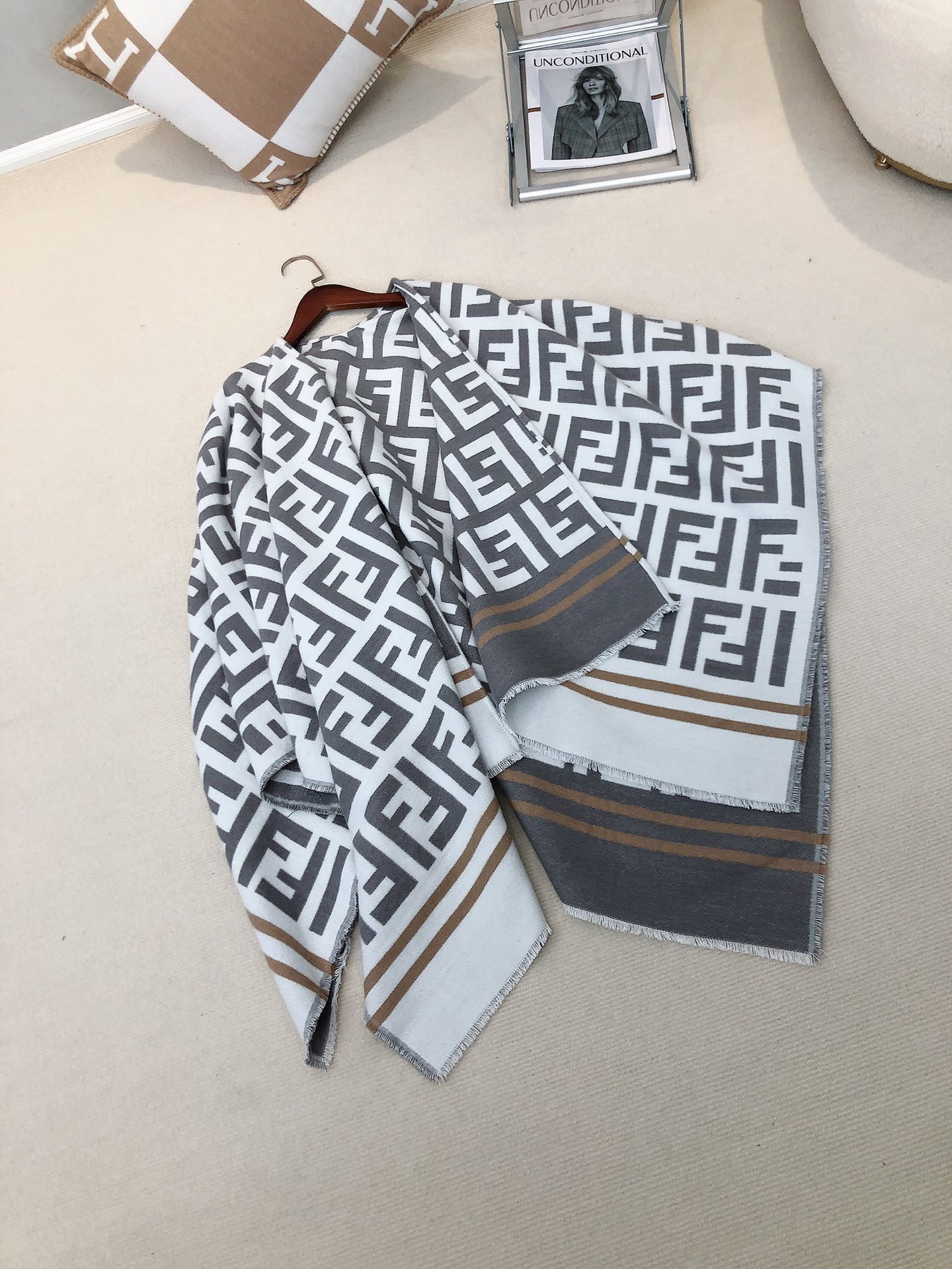 【FENDI旗艦店】フェンディ マント ショール ご好評に付き再入荷！