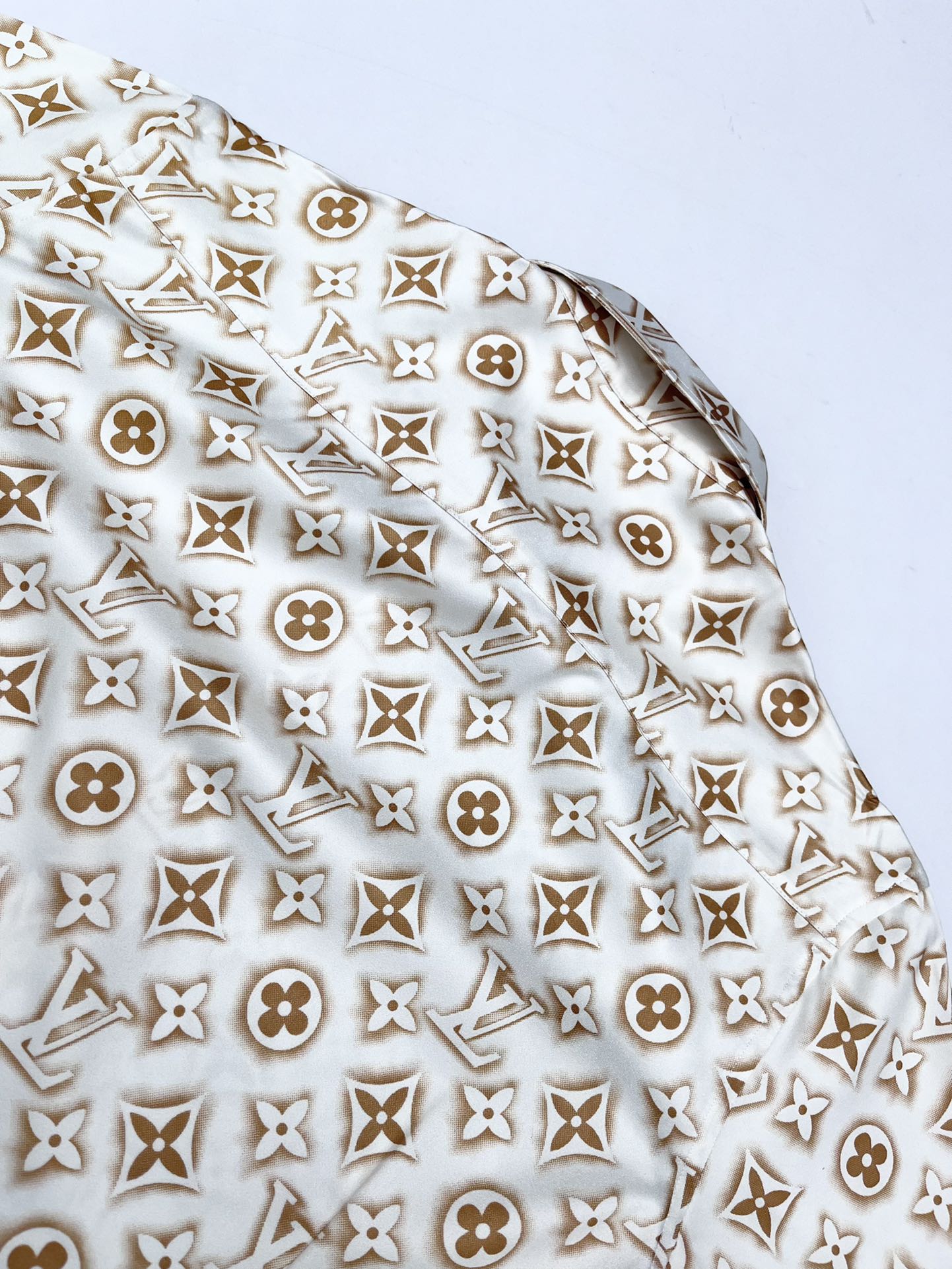 【Louis Vuitton 】（ルイヴィトン）長袖シャツ、ご好評に付き再入荷！