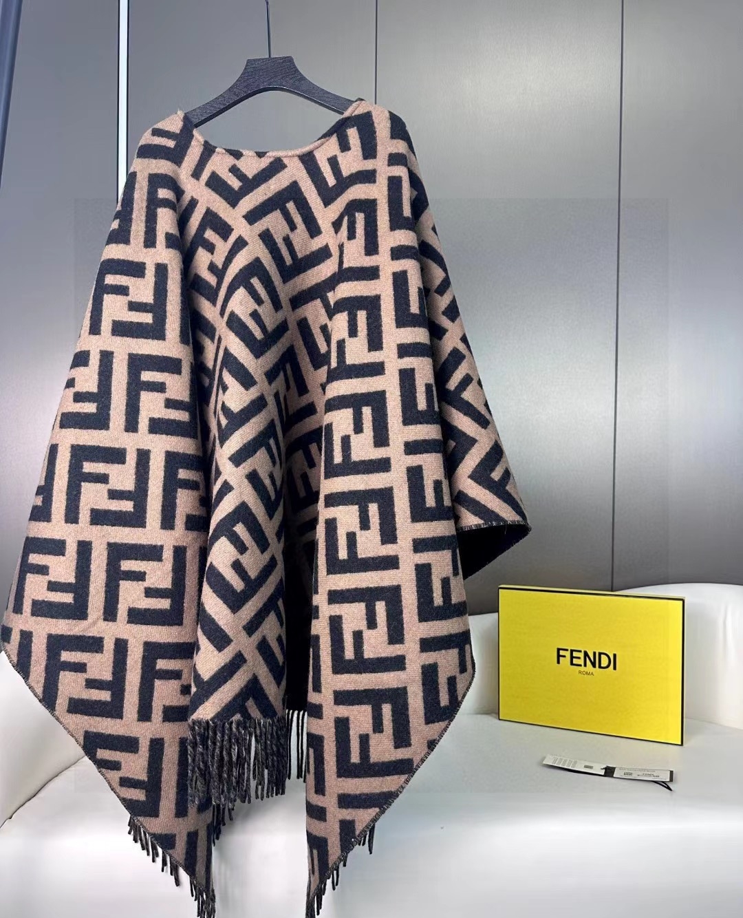 【FENDI旗艦店】フェンディ マント ショール ご好評に付き再入荷！
