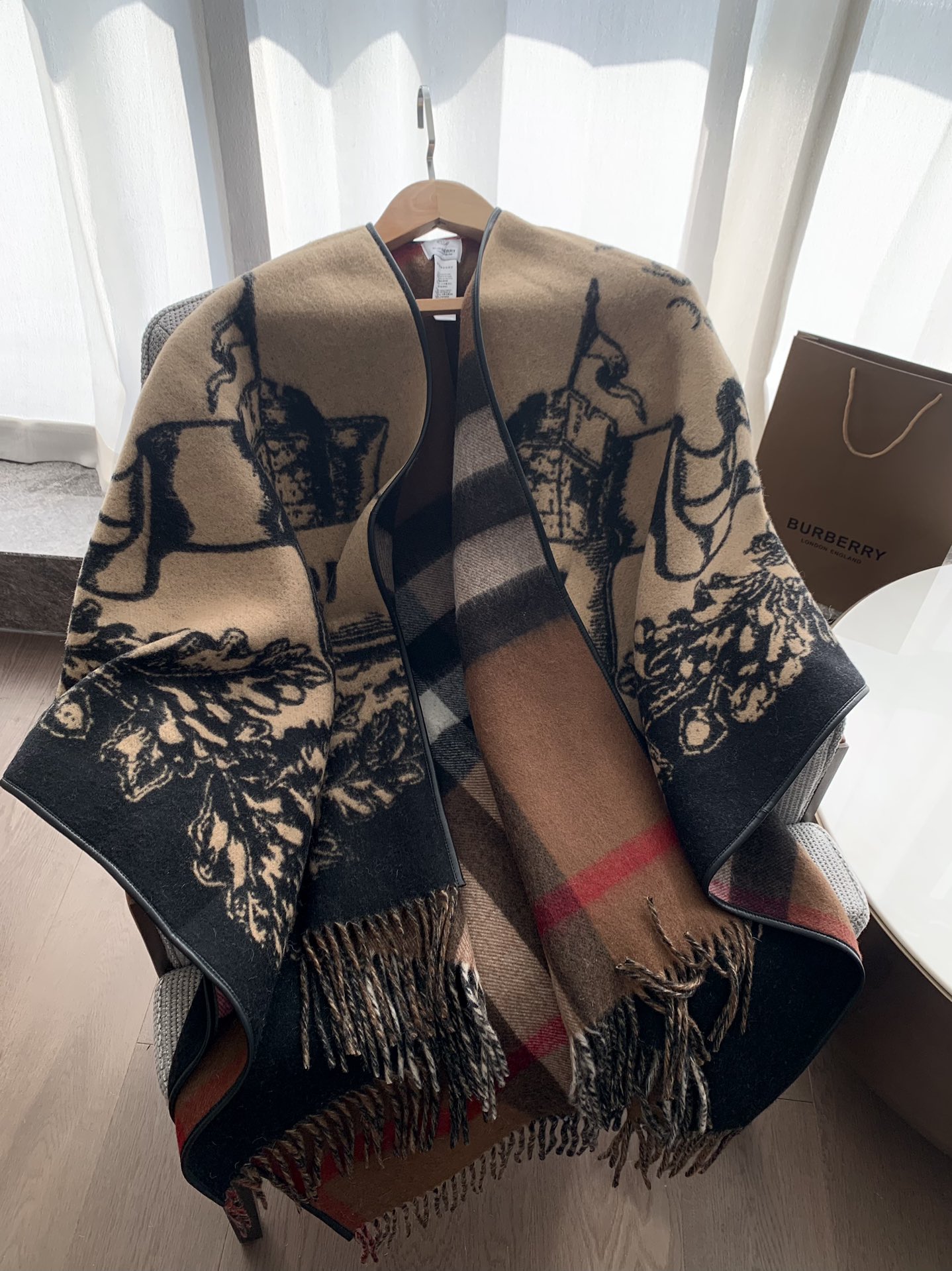 【BURBERRY旗艦店】バーバリー マント ショール ご好評に付き再入荷！