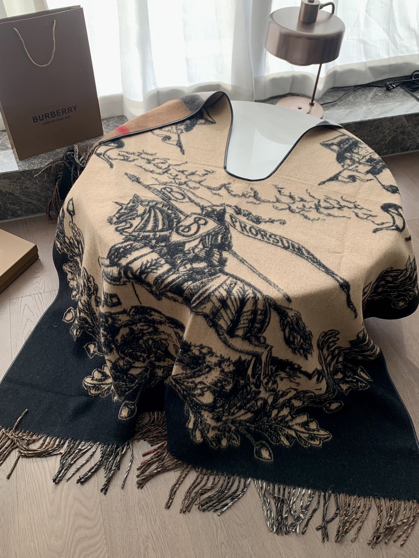 【BURBERRY旗艦店】バーバリー マント ショール ご好評に付き再入荷！