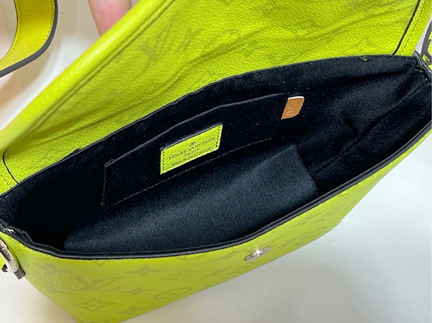 LOUIS VUITTON ルイヴィトン PULSE ショルダーバッグ M14079