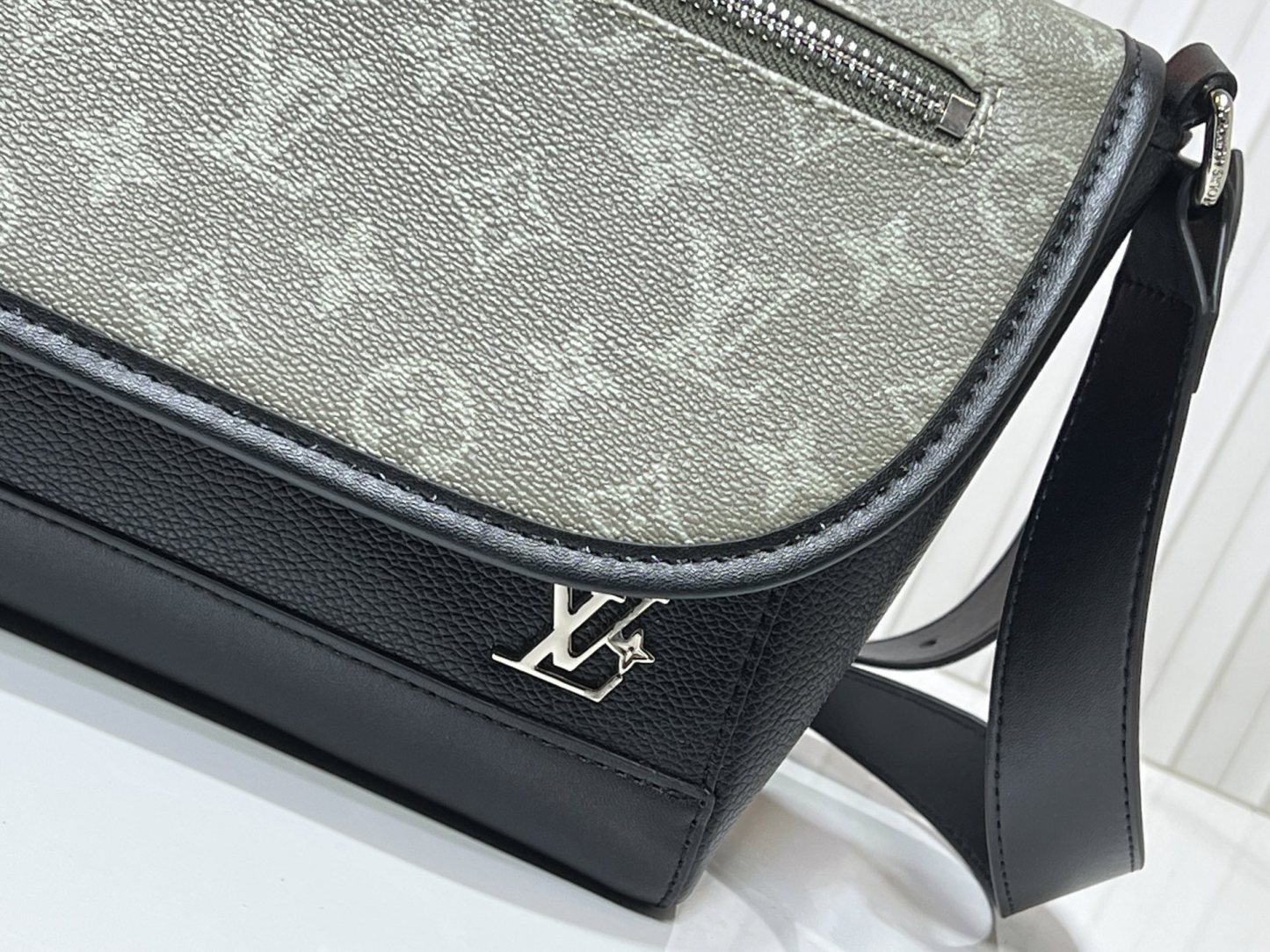 LOUIS VUITTON ルイヴィトン PULSE ショルダーバッグ M12618 M12625