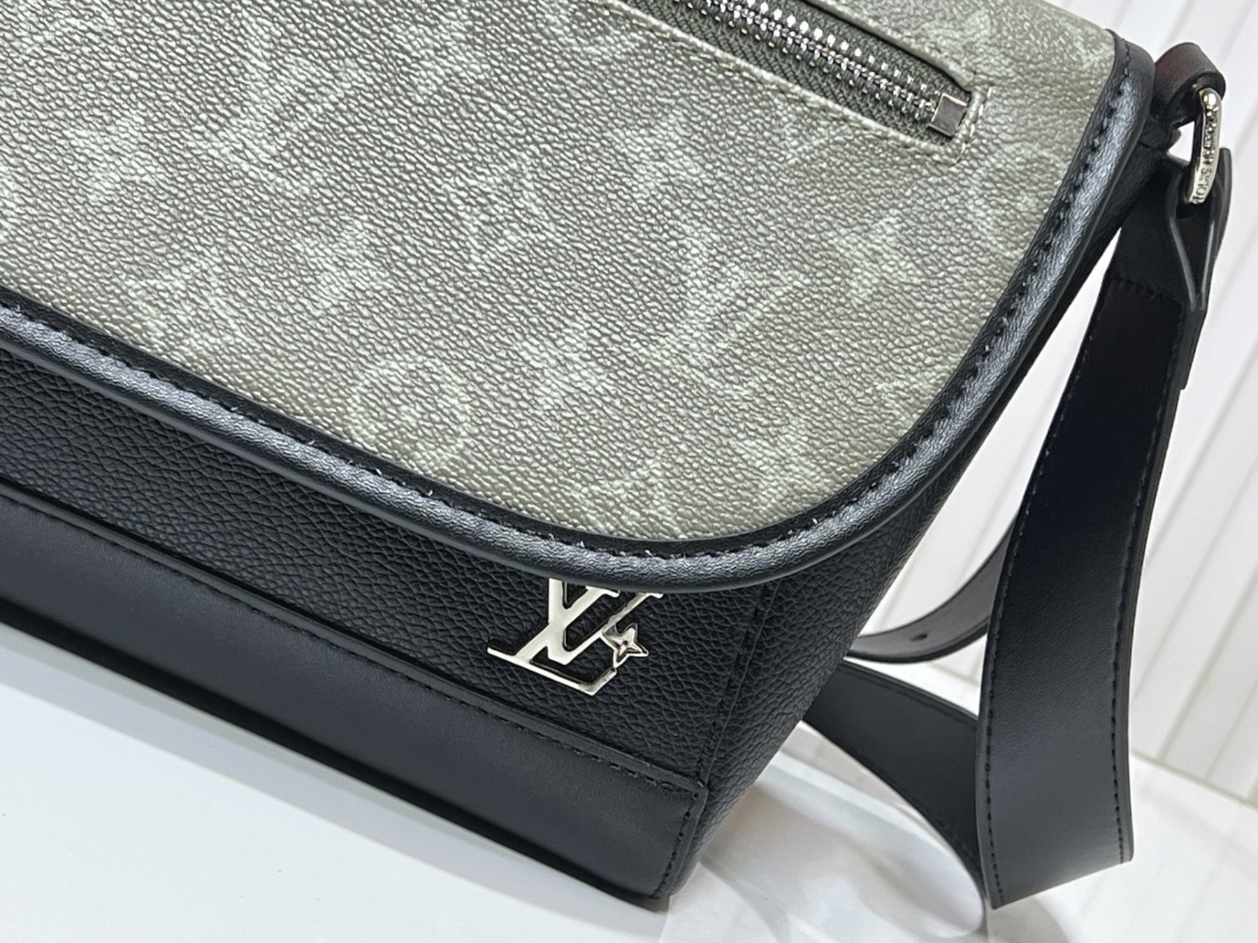 LOUIS VUITTON ルイヴィトン PULSE ショルダーバッグ M12618 M12625