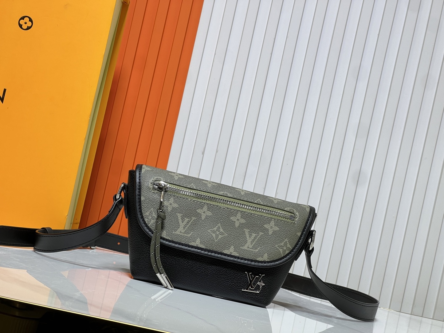 LOUIS VUITTON ルイヴィトン PULSE ショルダーバッグ M12618 M12625