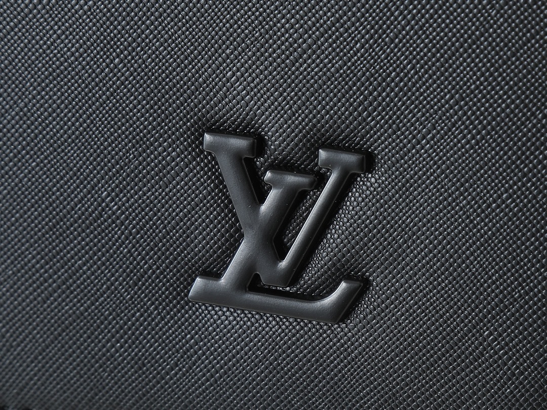 LOUIS VUITTON ルイヴィトン District メッセンジャーバッグ