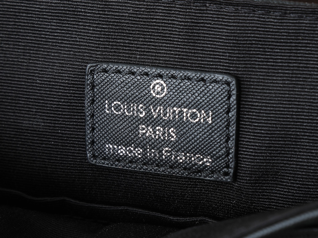 LOUIS VUITTON ルイヴィトン District メッセンジャーバッグ