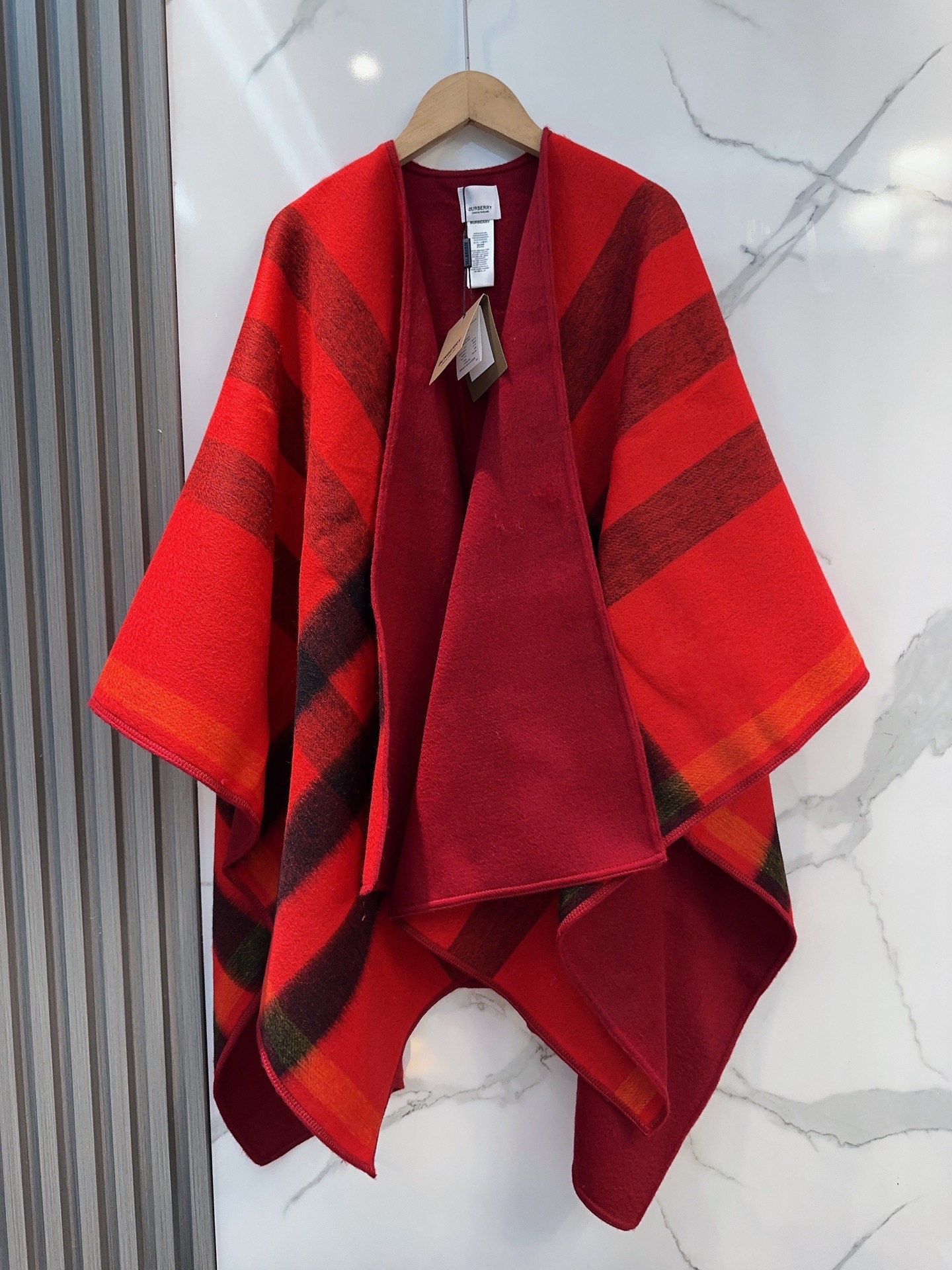 【BURBERRY旗艦店】バーバリー マント ショール ご好評に付き再入荷！
