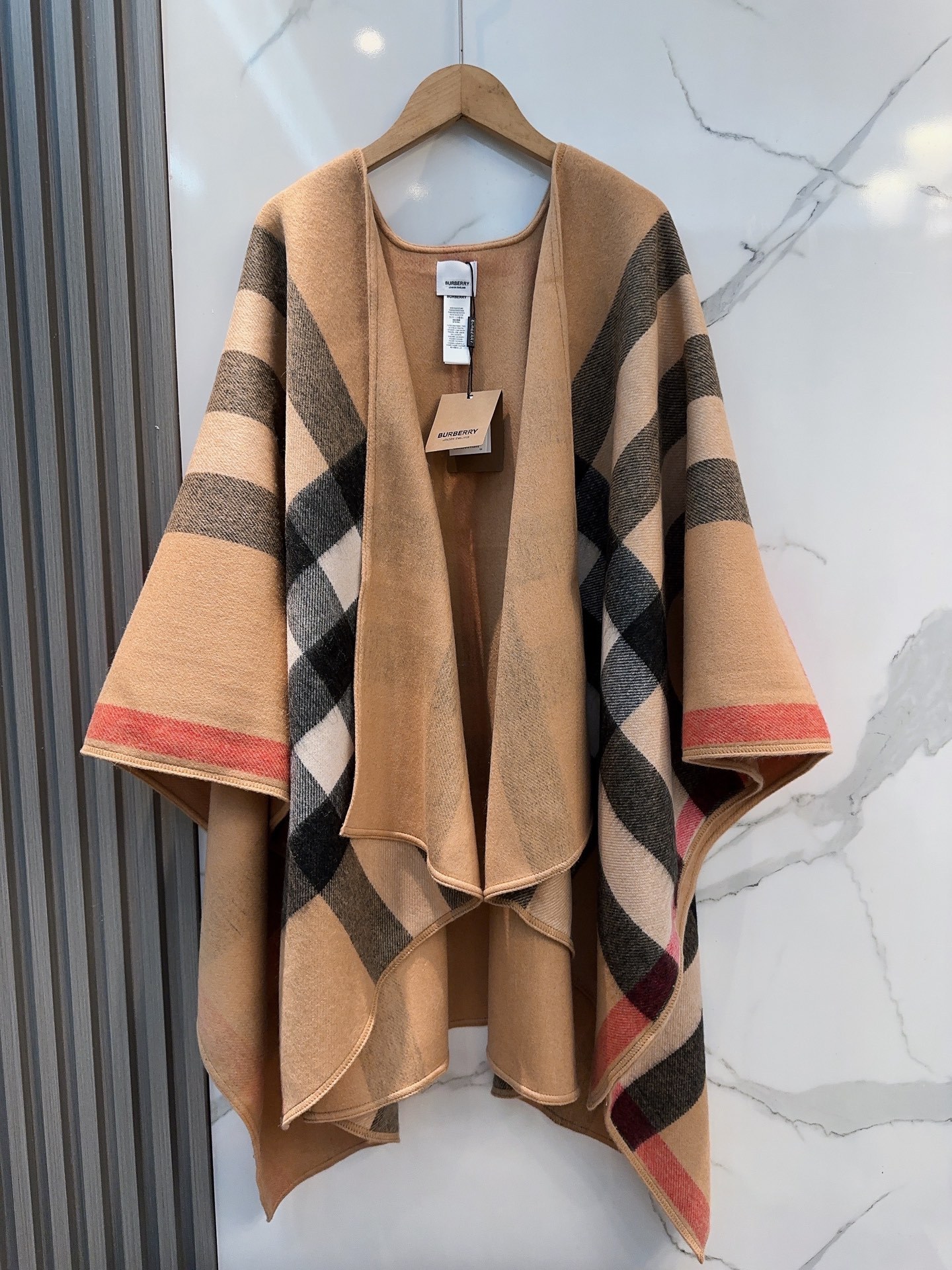 【BURBERRY旗艦店】バーバリー マント ショール ご好評に付き再入荷！