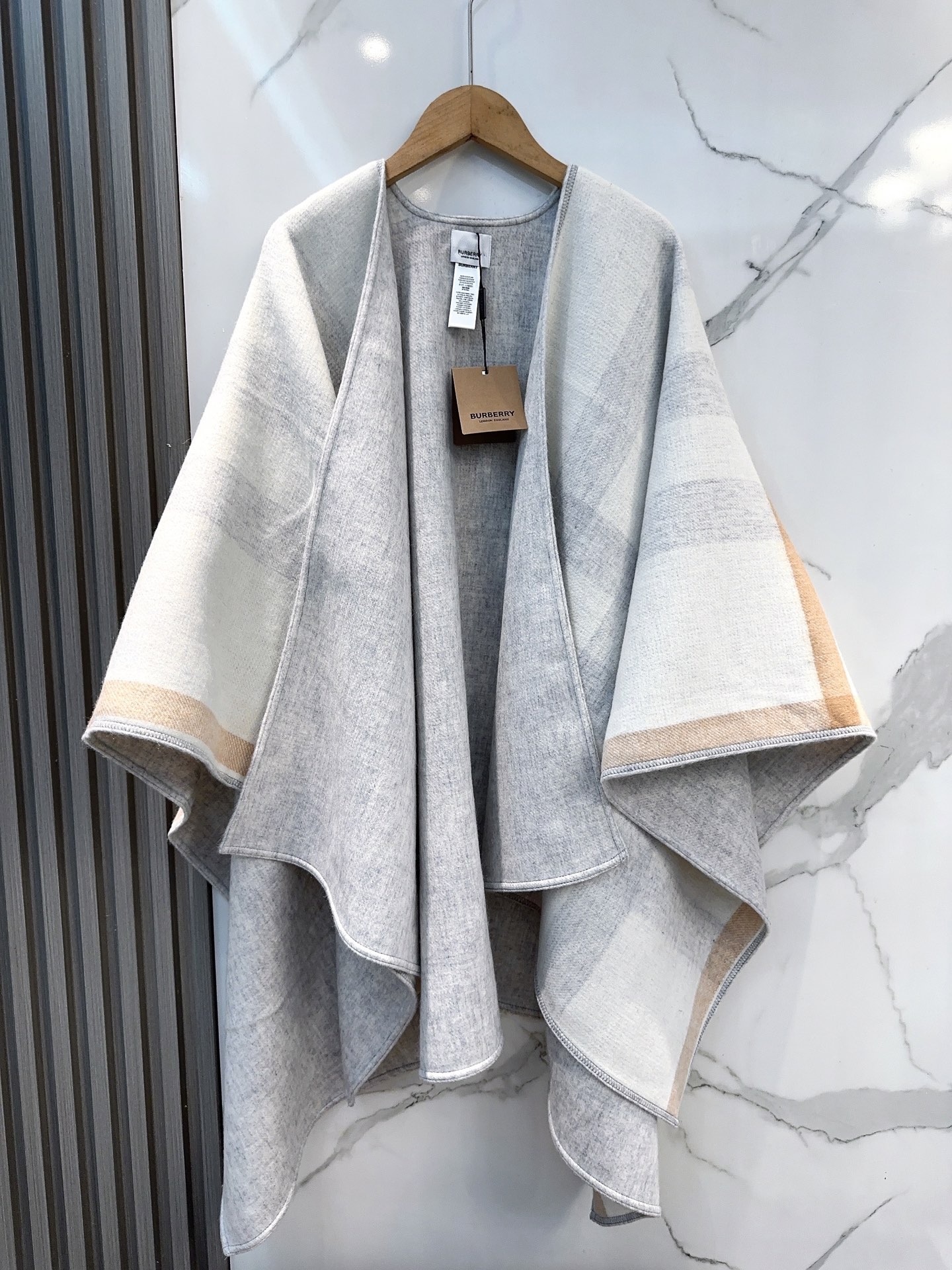【BURBERRY旗艦店】バーバリー マント ショール ご好評に付き再入荷！