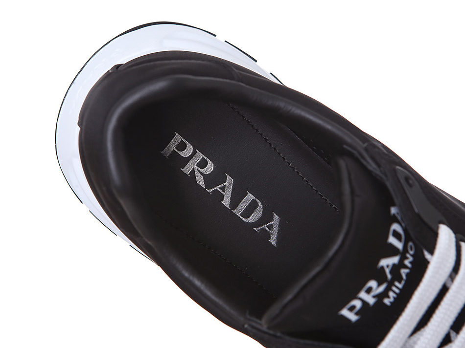 人気【PRADA】プラダ リナイロンスニーカー