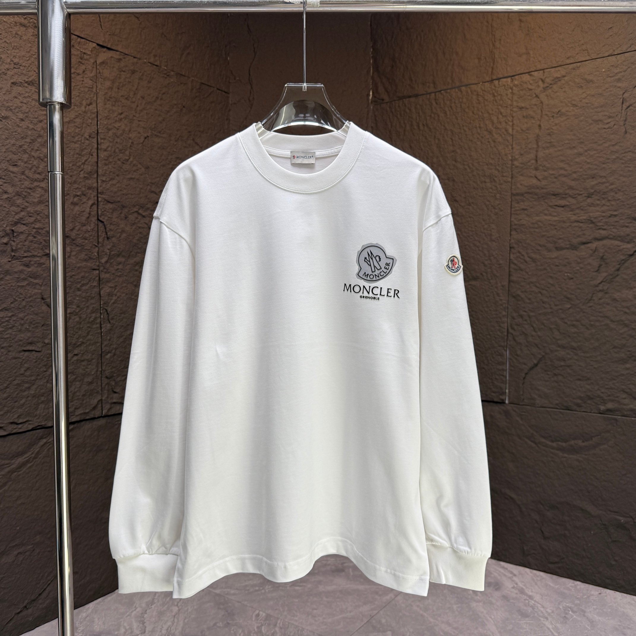 秋冬トレンドのピュアコットンプリントクルーネック長袖Tシャツカジュアルトップス
