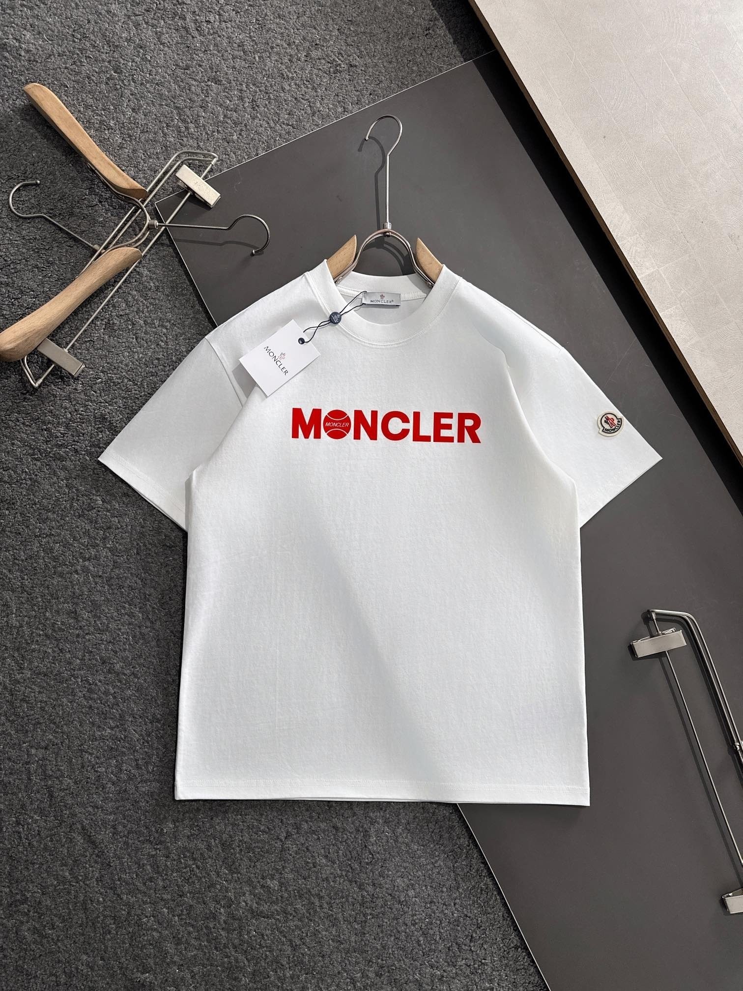【Moncler 】（モンクレール）半袖Tシャツ 男女兼用、ご好評に付き再入荷！