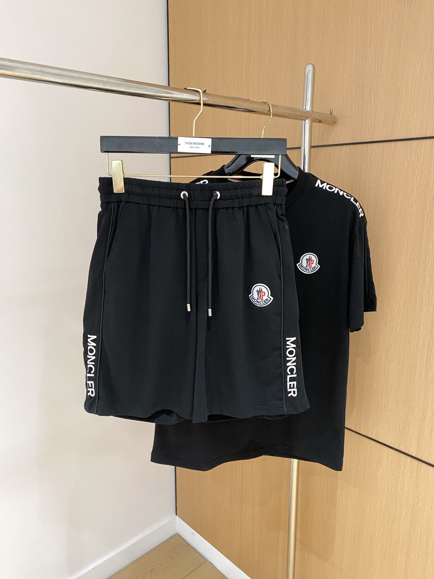 【MONCLER】モンクレール 半袖ショートパンツスーツ ご好評に付き再入荷！