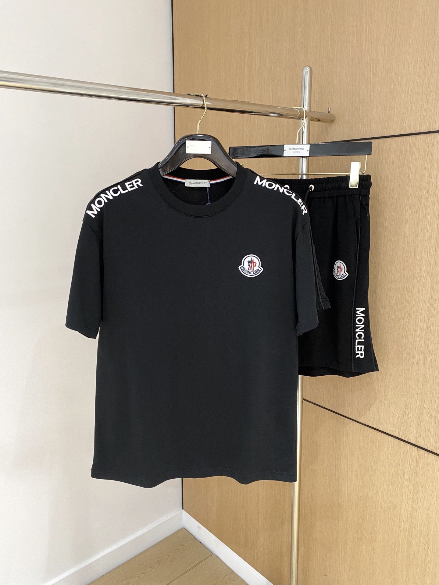 【MONCLER】モンクレール 半袖ショートパンツスーツ ご好評に付き再入荷！