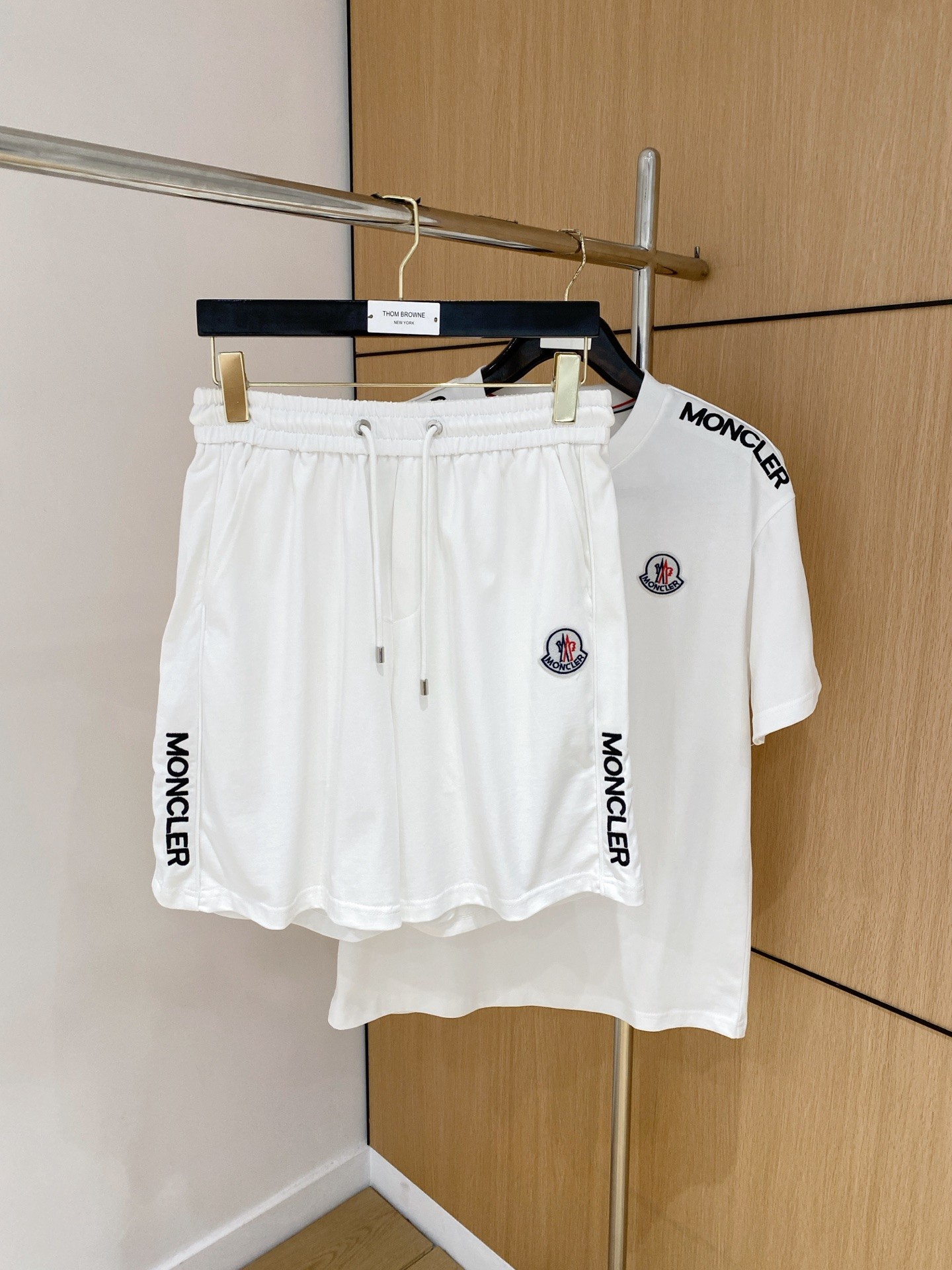 【MONCLER】モンクレール 半袖ショートパンツスーツ ご好評に付き再入荷！