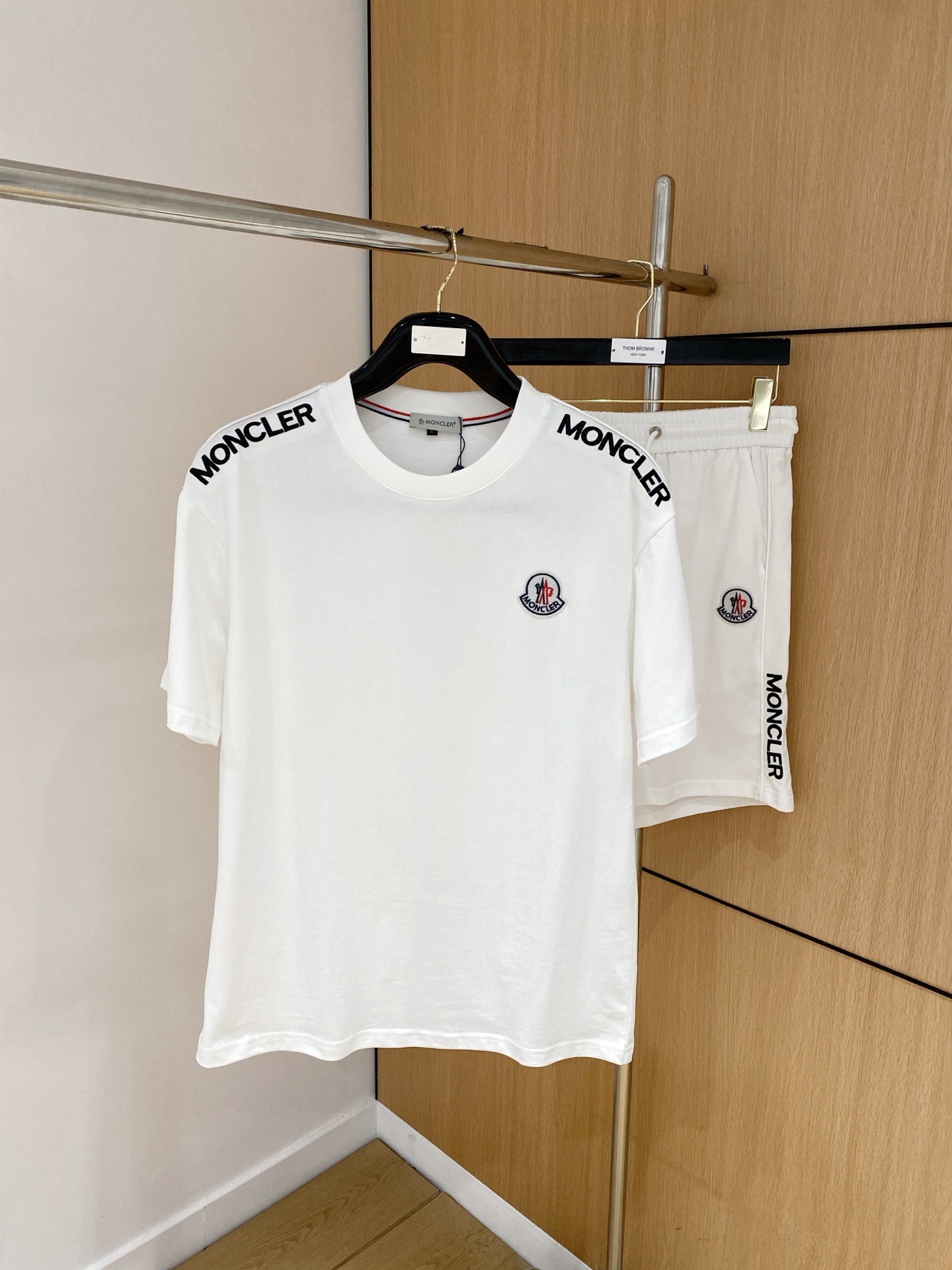【MONCLER】モンクレール 半袖ショートパンツスーツ ご好評に付き再入荷！