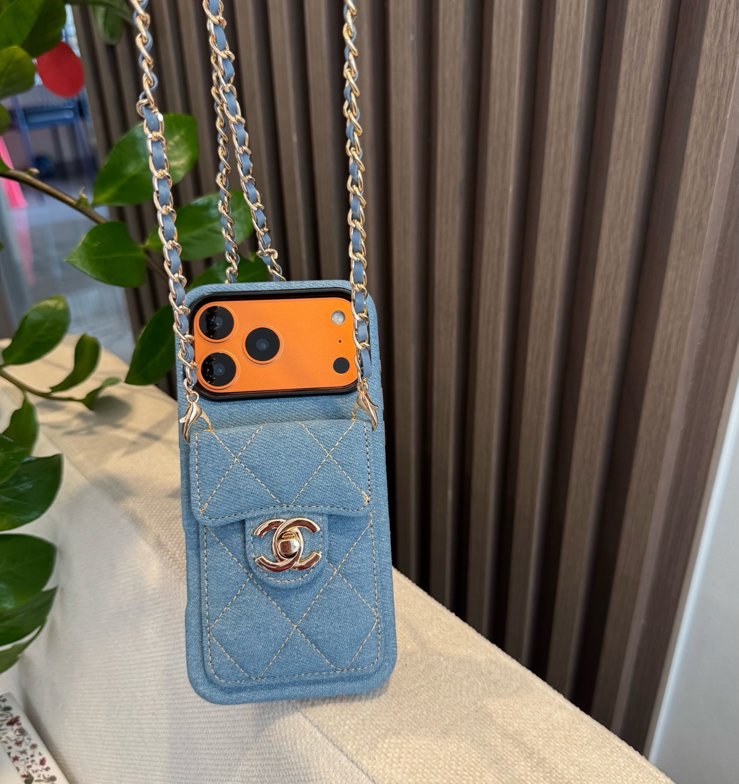 人気のスマホケース、おしゃれなクロスボディiPhoneケース