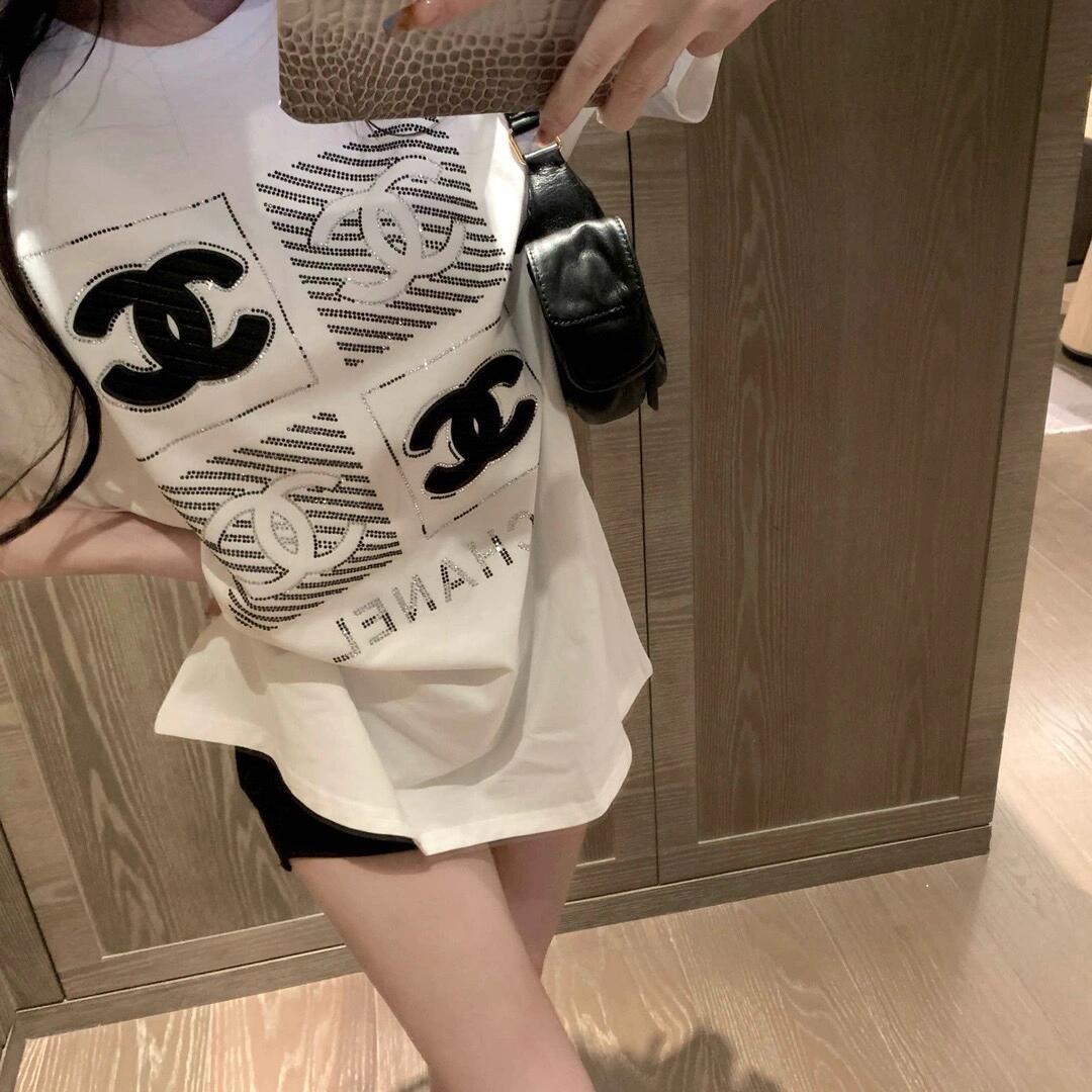 ラインストーンの文字プリントが施された、甘いミドル丈のラウンドネック半袖Tシャツ、レディースの純綿トップス