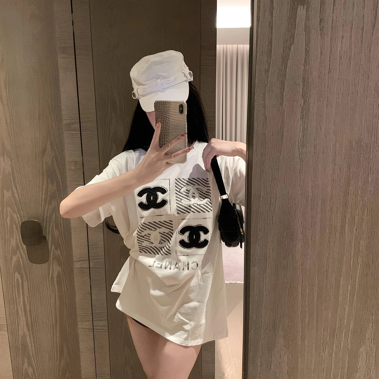ラインストーンの文字プリントが施された、甘いミドル丈のラウンドネック半袖Tシャツ、レディースの純綿トップス