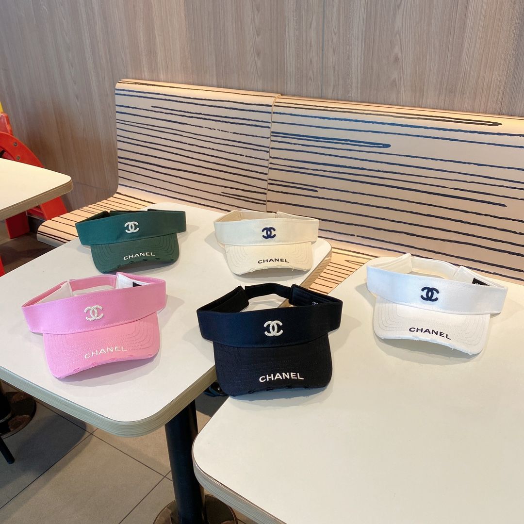 スタイリッシュな日差し対策に、トップ部分が開いた刺繍入りベースボールキャップ