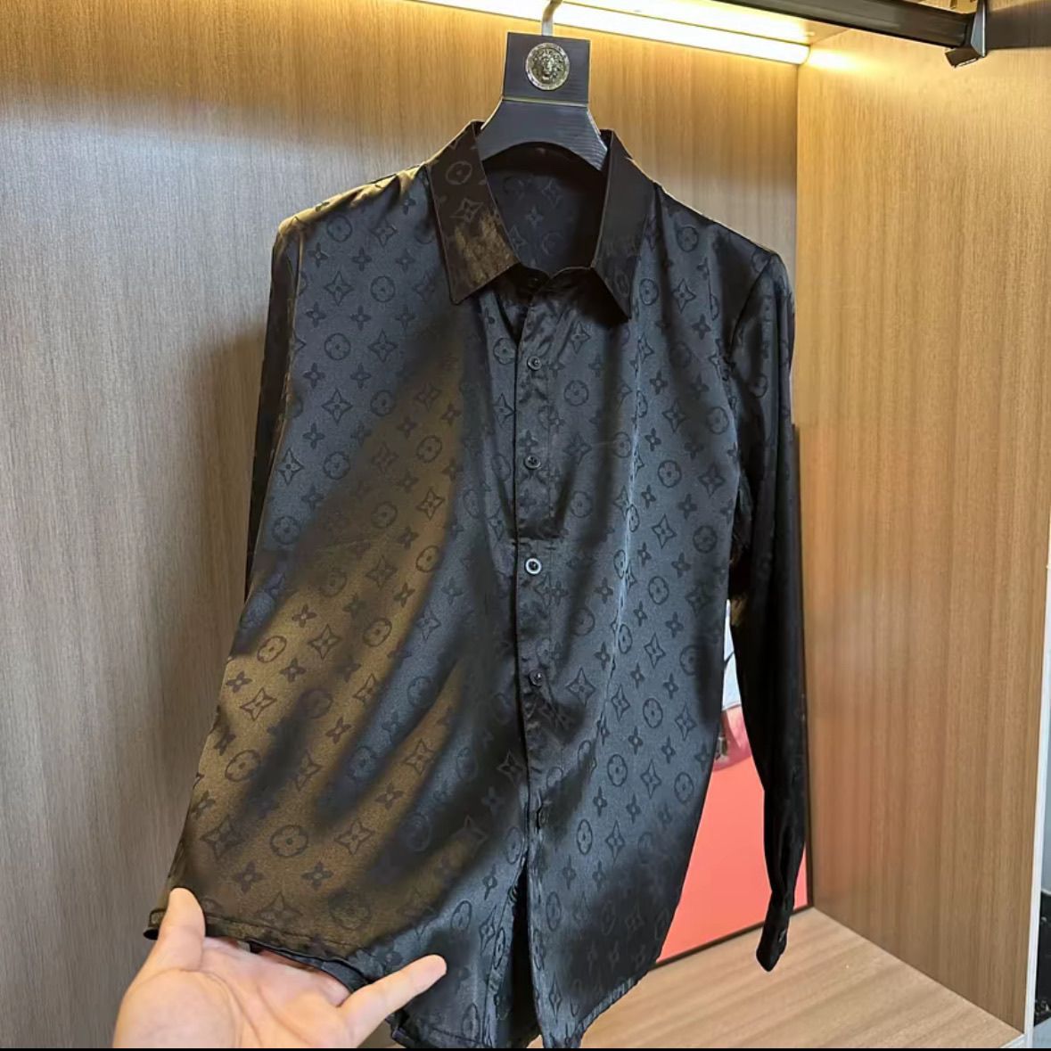 メンズ用の新しい長袖のトレンドブランドシャツ、高級で万能なシャツデザイントップス