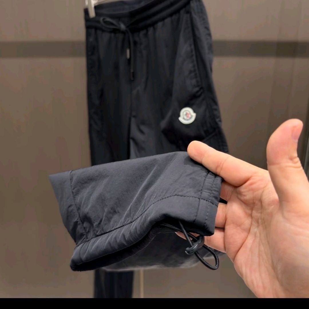 伸縮性のあるウエストバンドを備えた、トレンディでファッショナブルなメンズカジュアルパンツ。