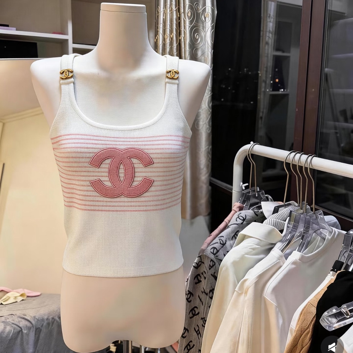 『S-XL』新作のシャネル風ストライプタンクトップ。スリムフィットでスタイルアップ効果抜群。