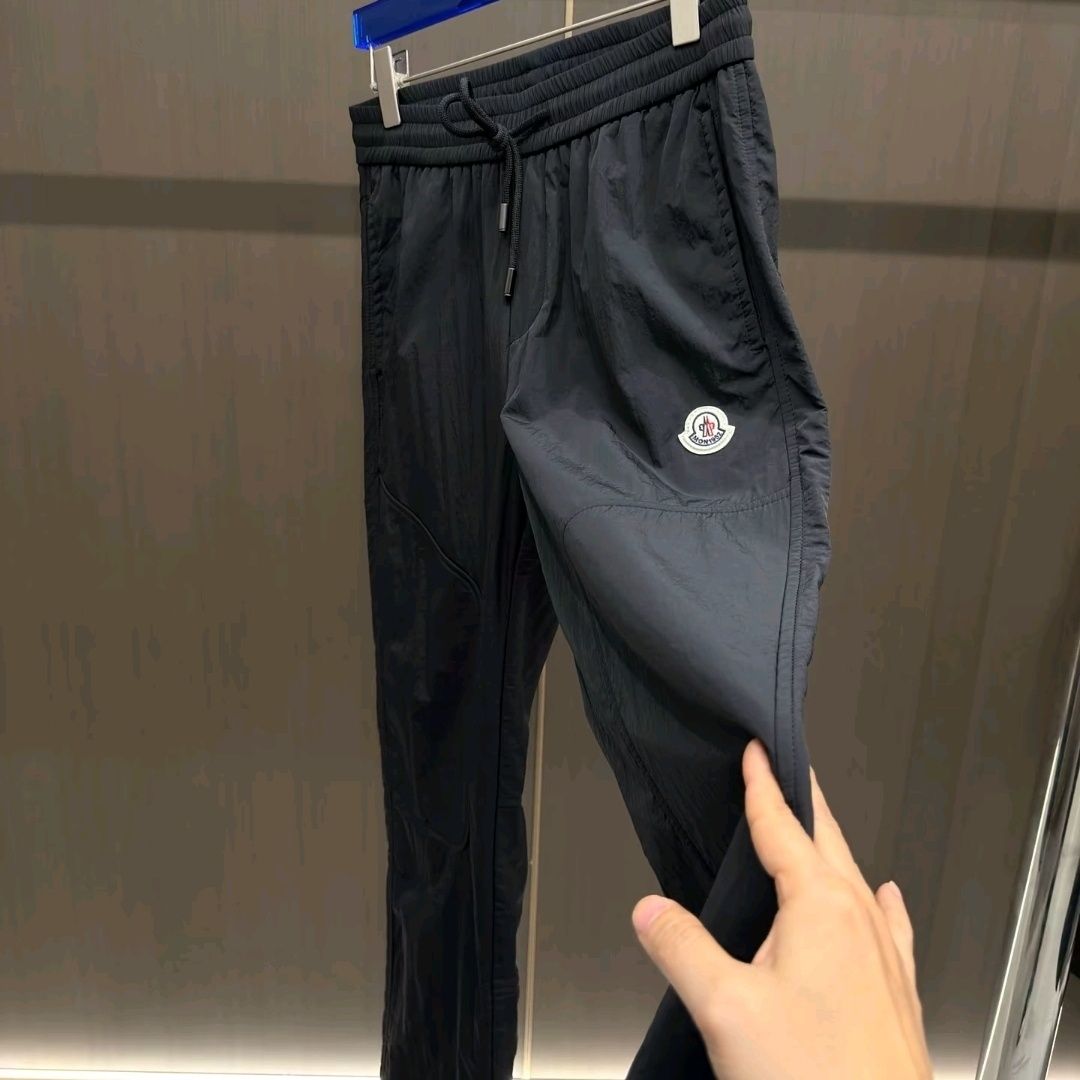 伸縮性のあるウエストバンドを備えた、トレンディでファッショナブルなメンズカジュアルパンツ。