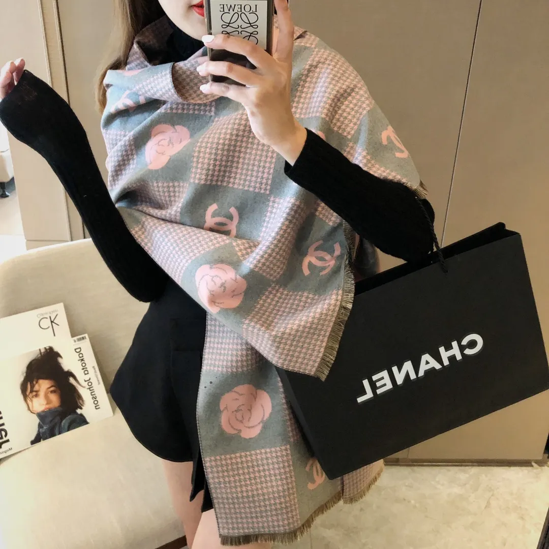 シンプルながら上品！軽くて暖かい、スタイリッシュなマフラーです