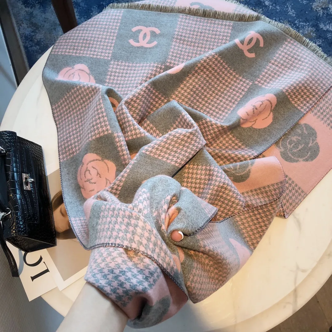 シンプルながら上品！軽くて暖かい、スタイリッシュなマフラーです